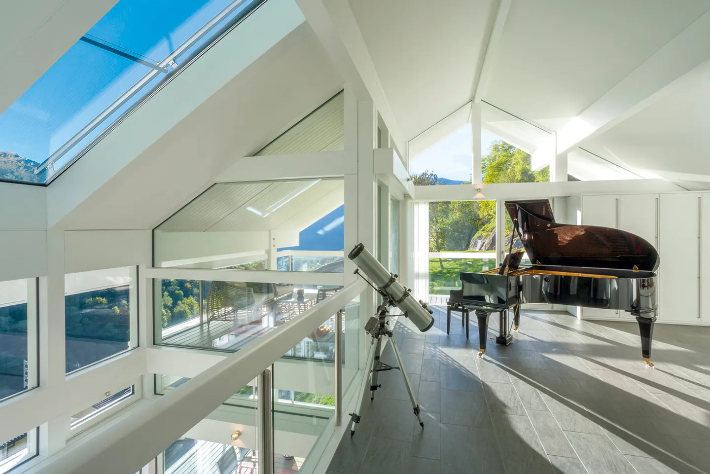 Oasi di Lusso e Design: Villa con Vista Panoramica a 360° - Foto 14 di 20