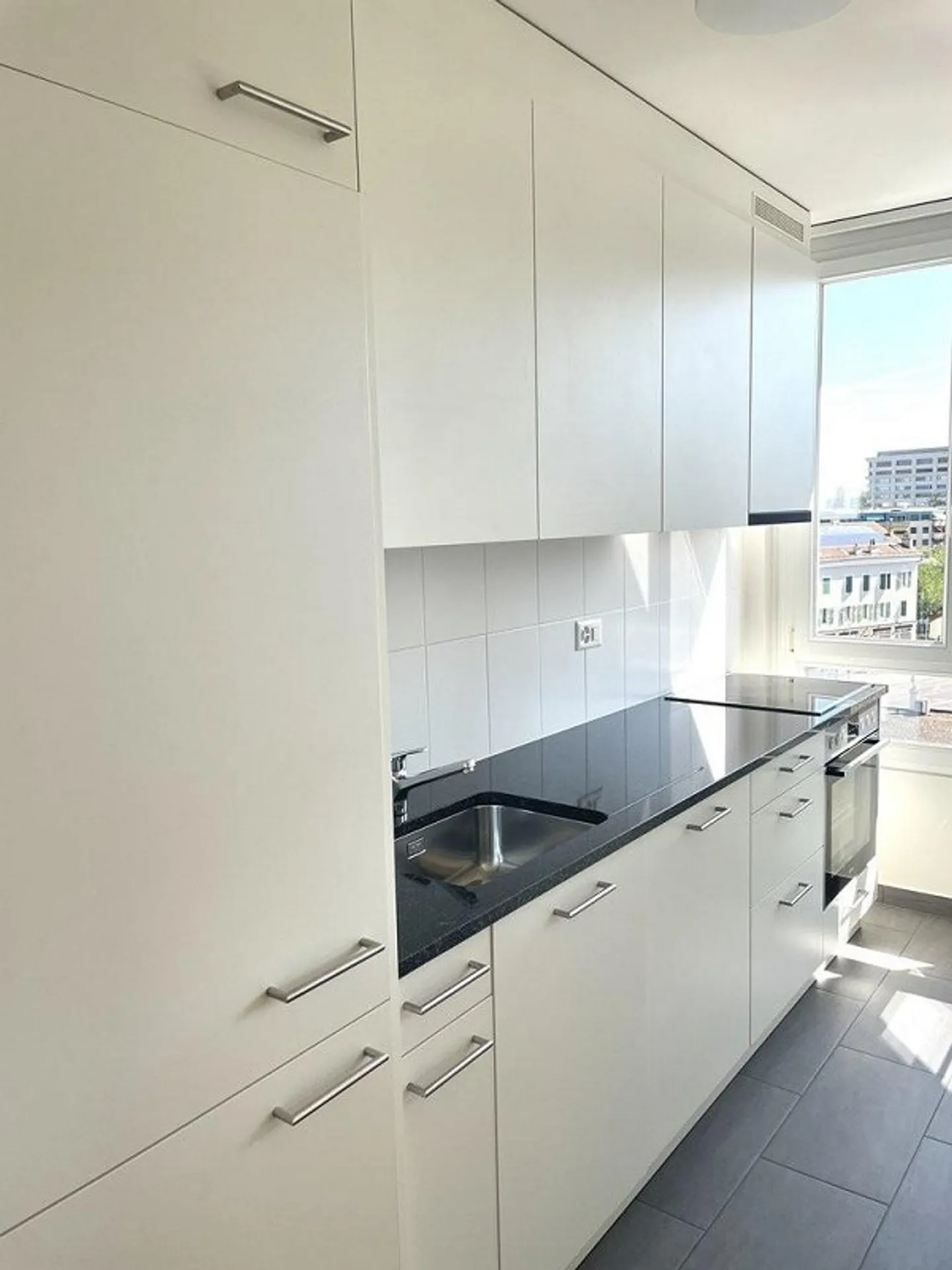 Appartement Moderne Près de l'Aéroport - Photo 3 sur 10
