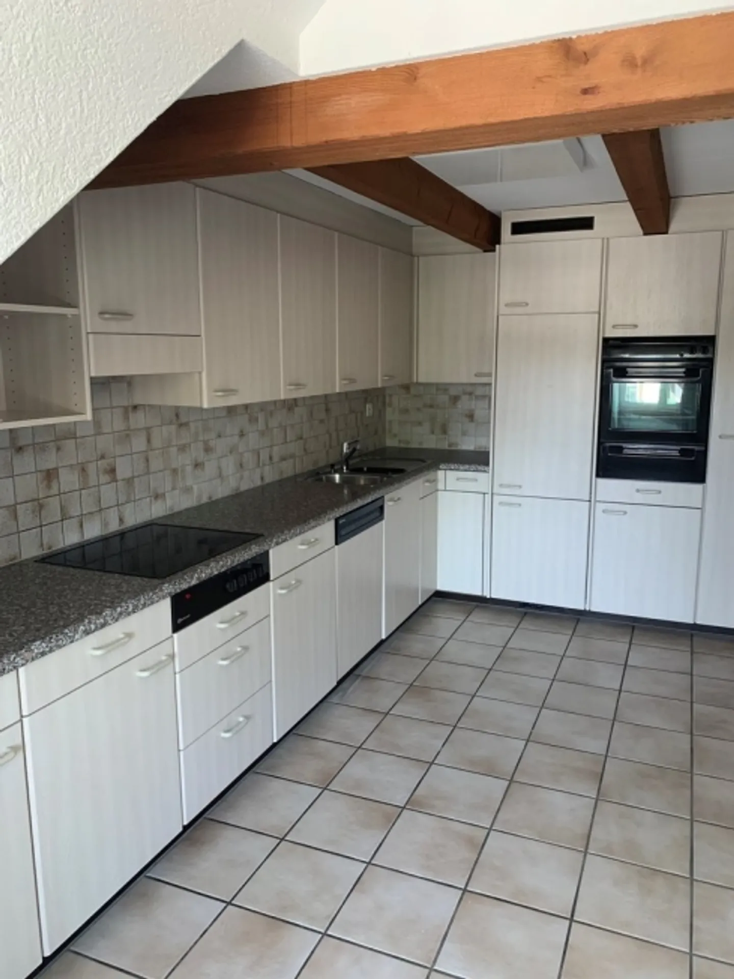 Ottimo appartamento mansardato con galleria in una posizione tranquilla da affittare - Foto 2 di 12