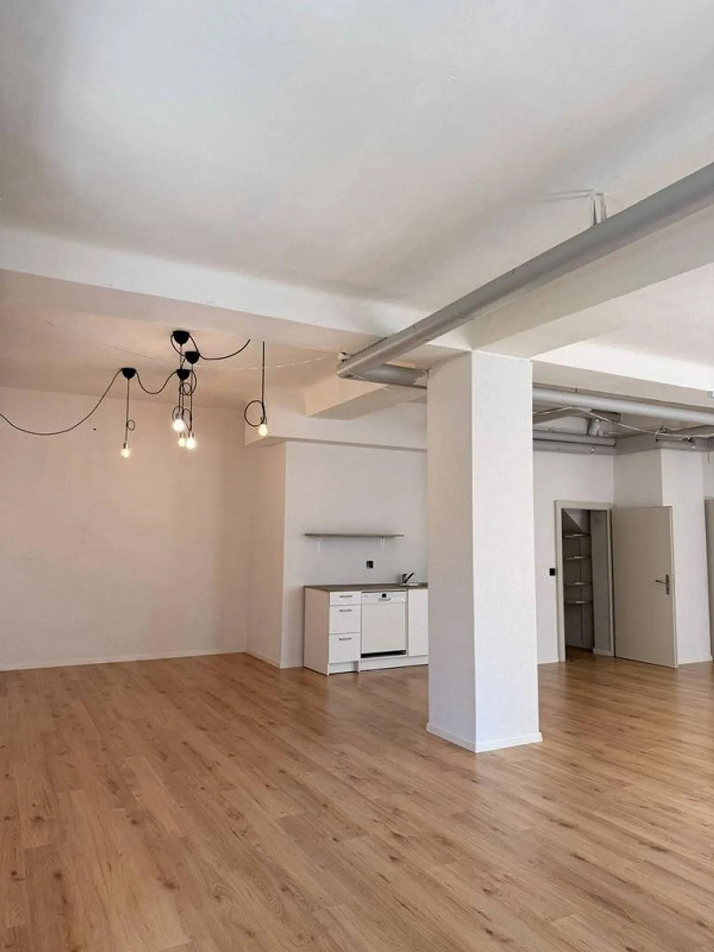 Spazio commerciale con garage e piazzale privato in affitto - Foto 4 di 12