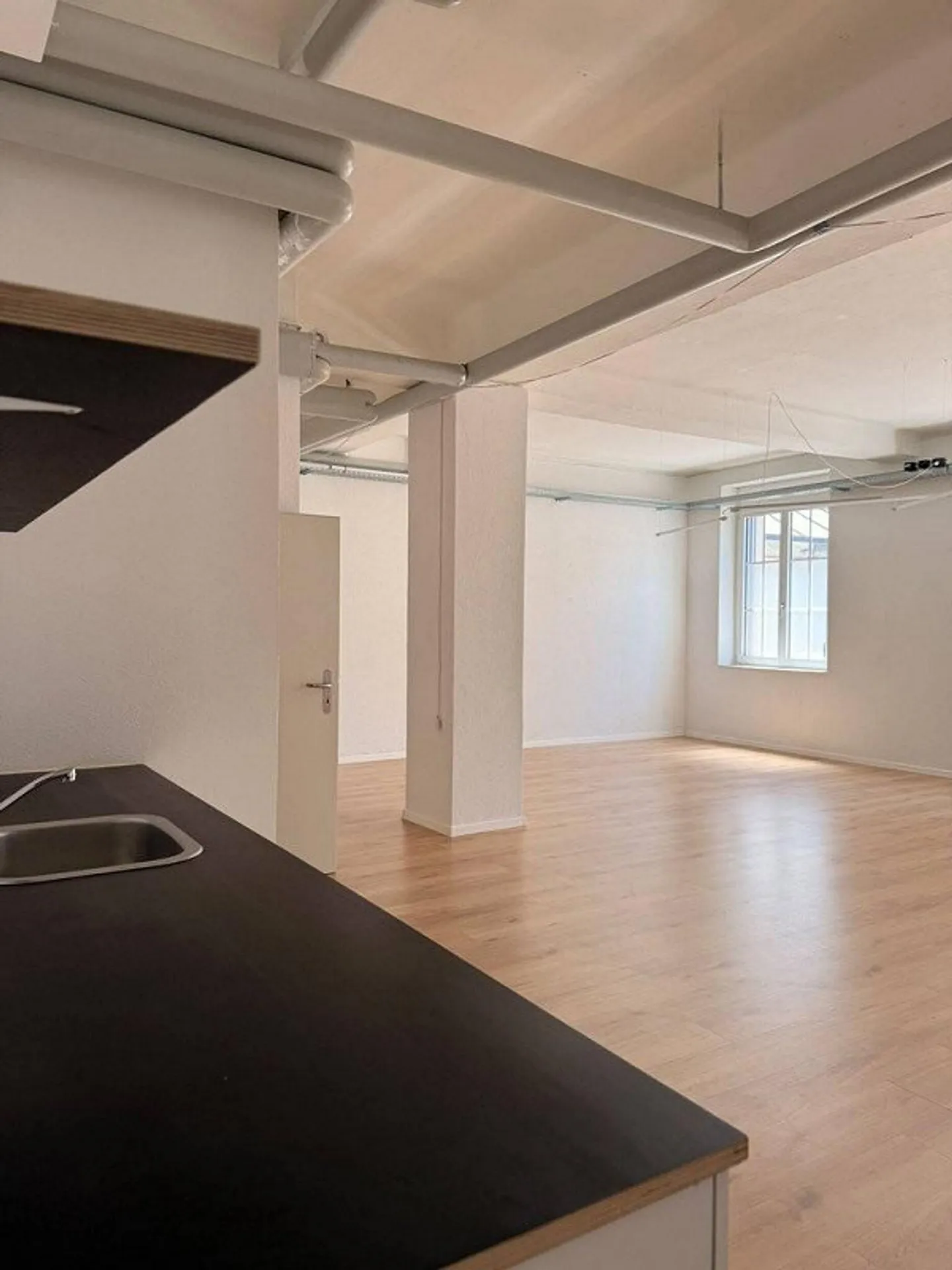 Spazio commerciale con garage e piazzale privato in affitto - Foto 7 di 12