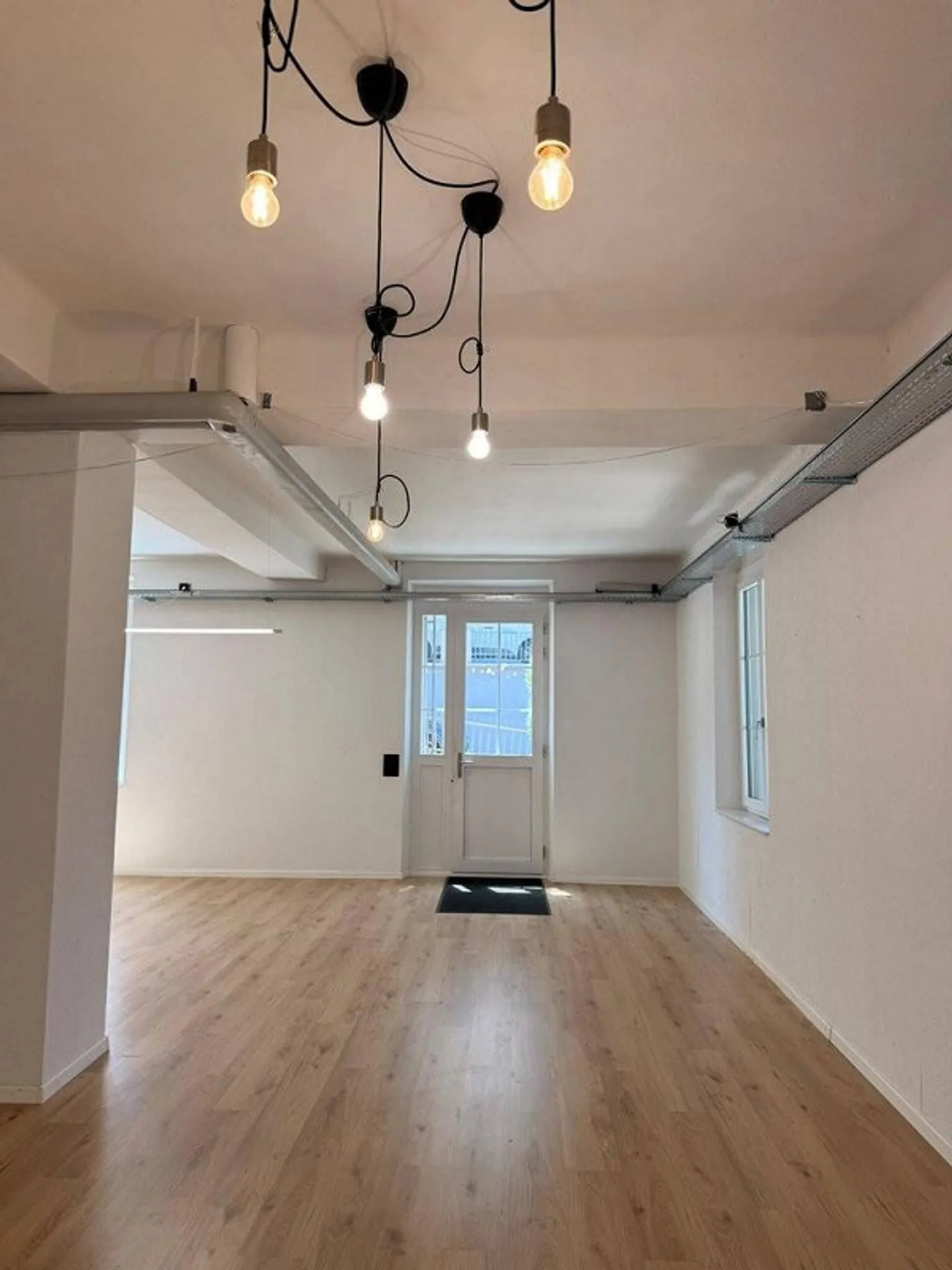 Spazio commerciale con garage e piazzale privato in affitto - Foto 8 di 12