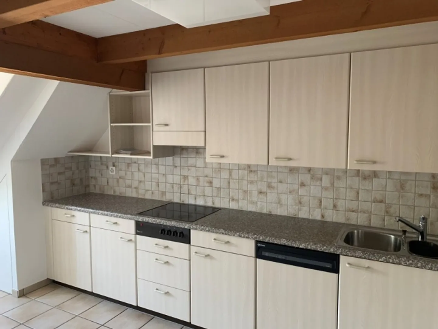 Ottimo appartamento mansardato con galleria in una posizione tranquilla da affittare - Foto 3 di 12