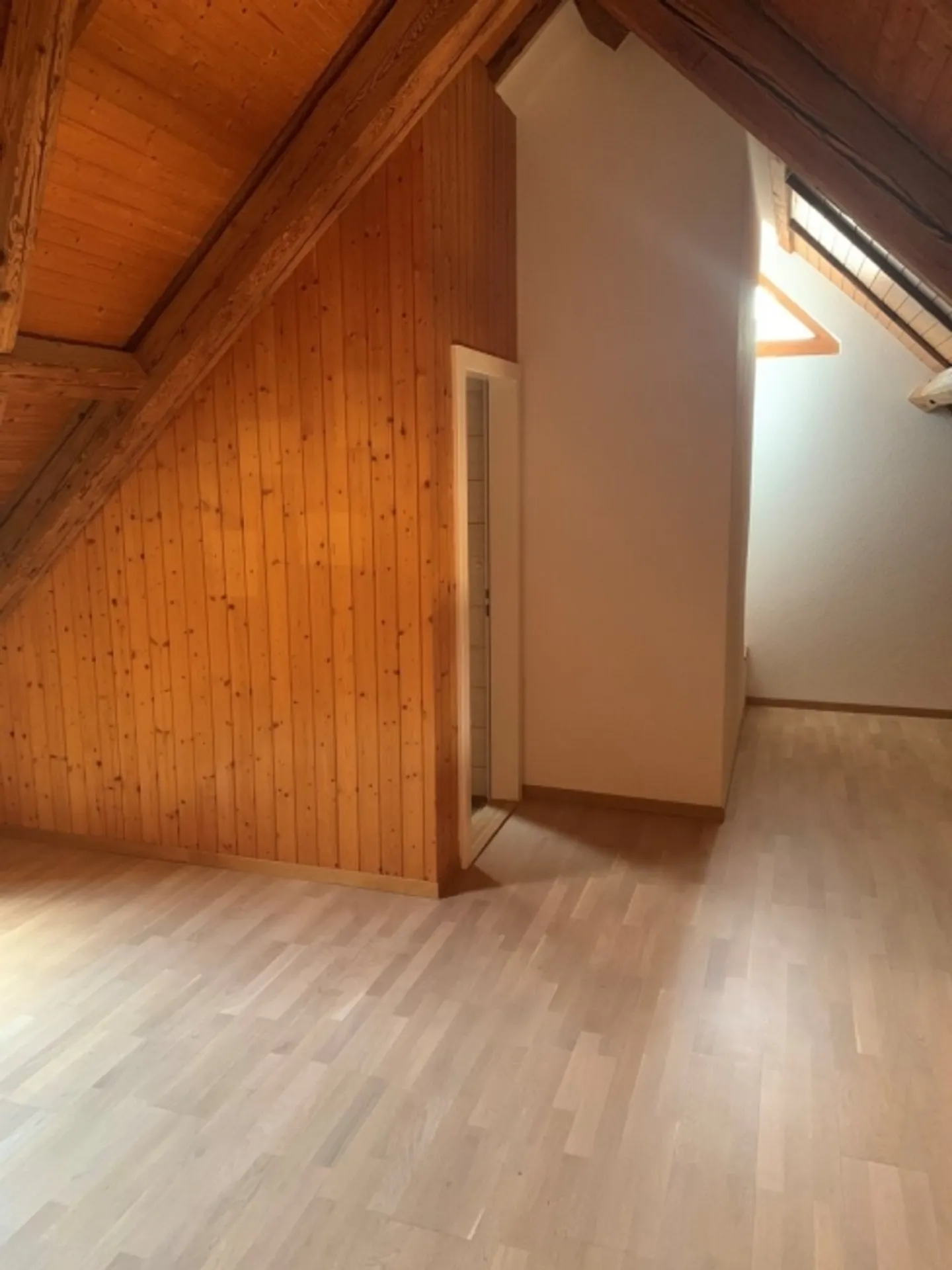 Ottimo appartamento mansardato con galleria in una posizione tranquilla da affittare - Foto 4 di 12