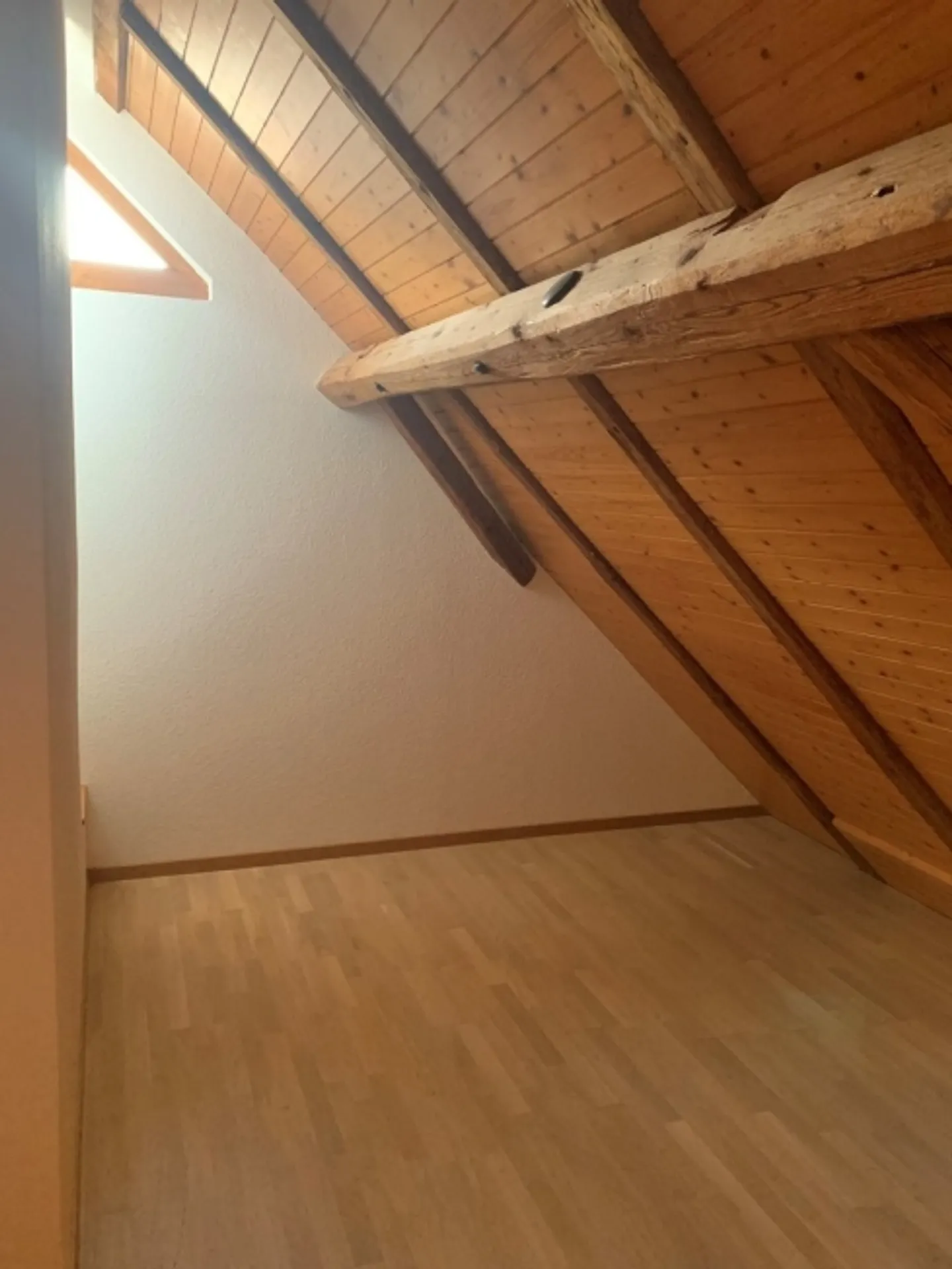 Ottimo appartamento mansardato con galleria in una posizione tranquilla da affittare - Foto 5 di 12