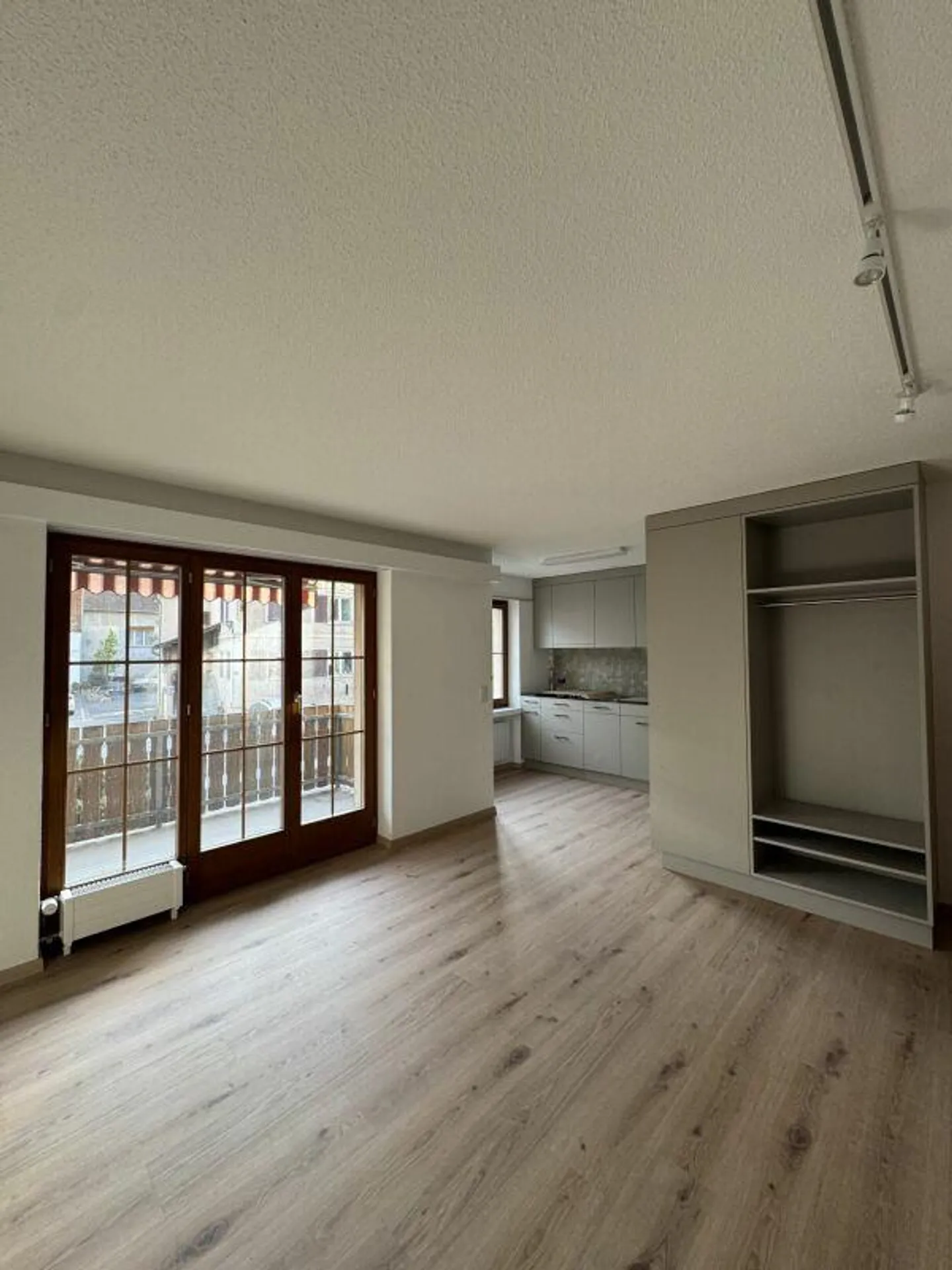 Modern 2.5-room apartment in a central location - Photo 2 of 9