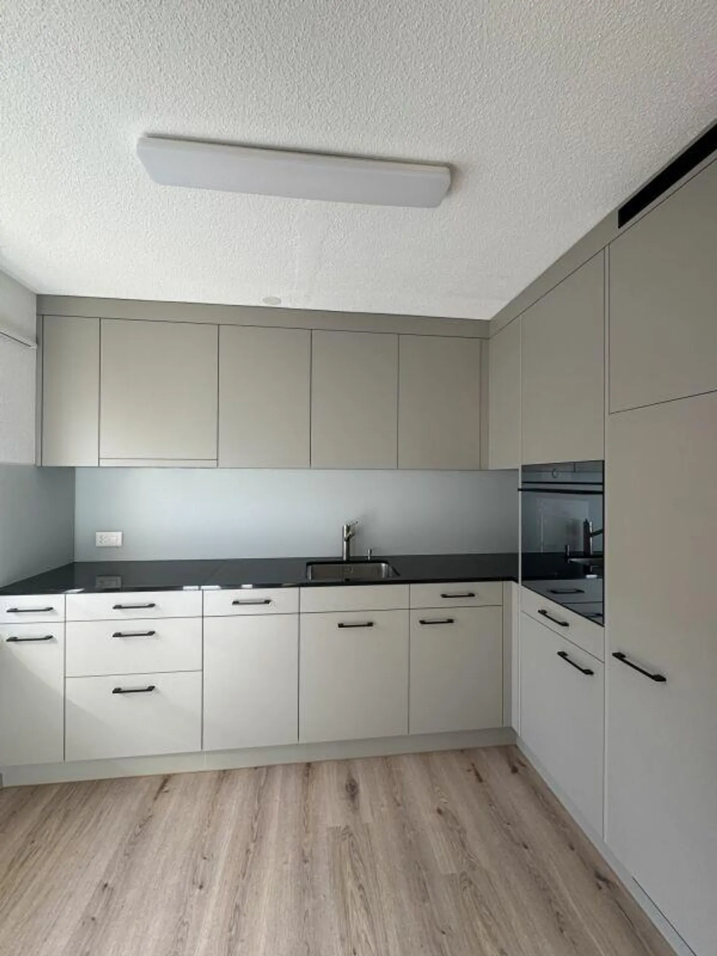 Modern 2.5-room apartment in a central location - Photo 3 of 9