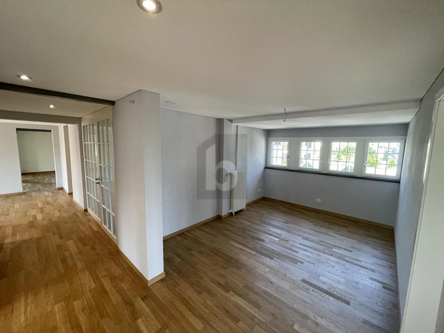 Modernes Apartment mit Balkonen - Foto 3 von 6