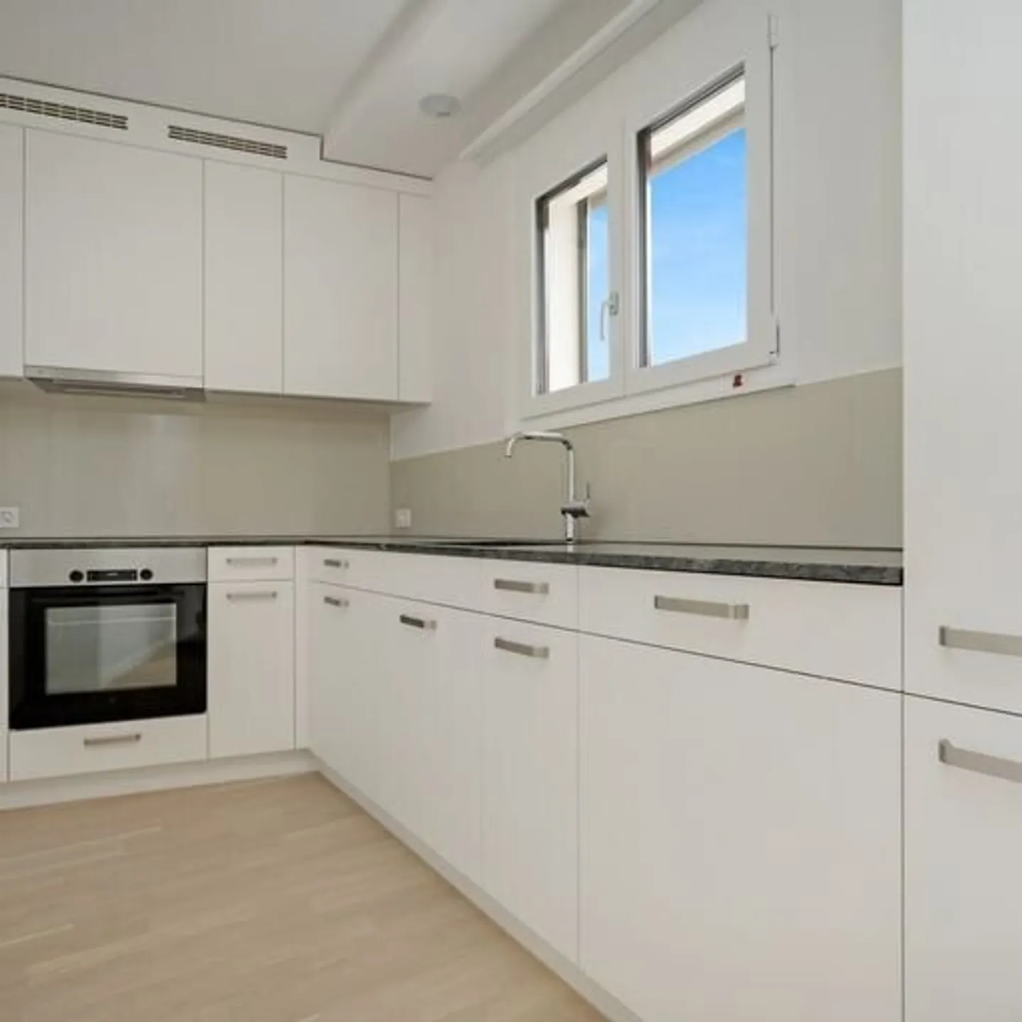 Bel appartement de 2,5 pièces avec 2 balcons au centre de Bienne - Photo 3 sur 10