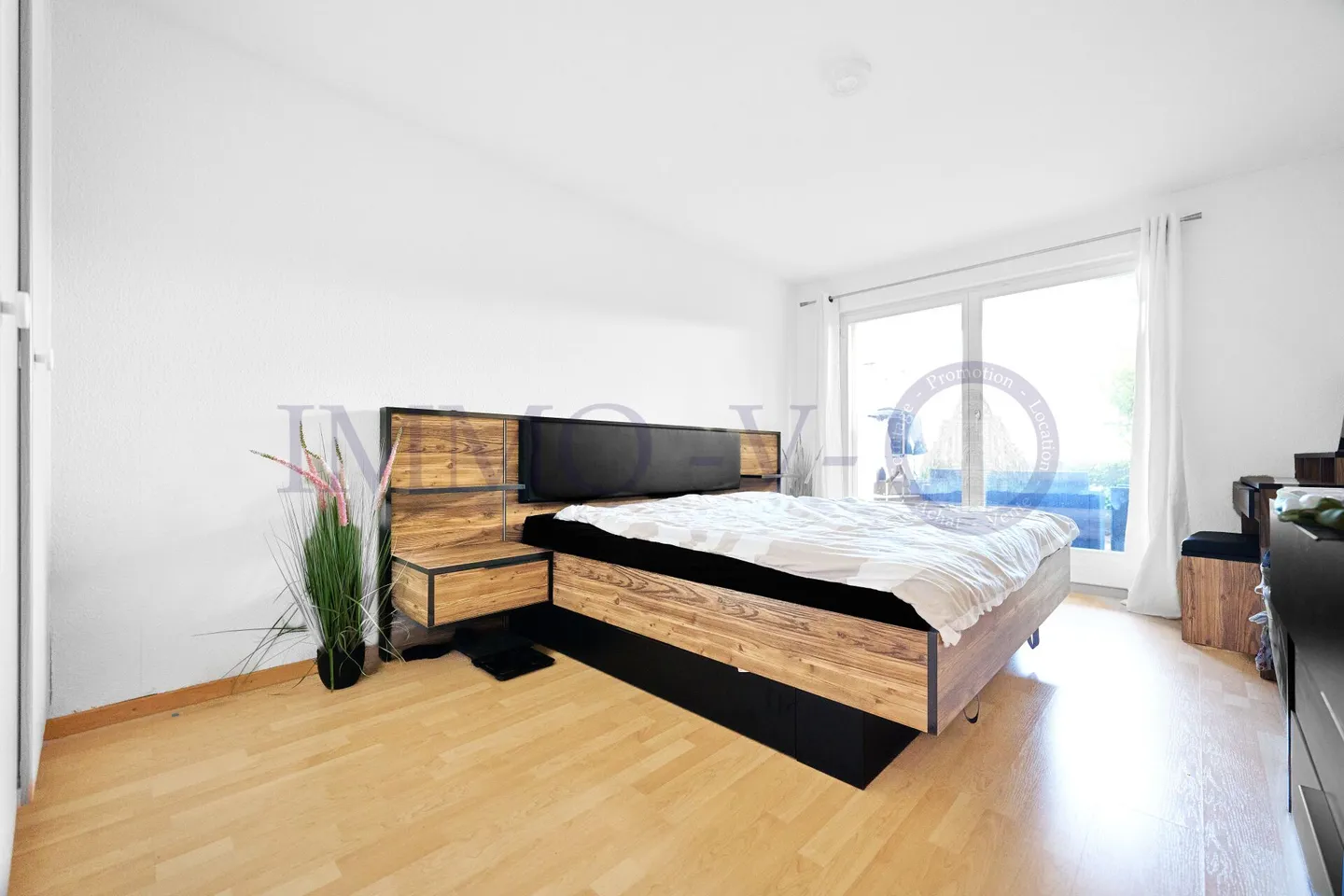 SPACIOUS WITH LARGE TERRACE AND IDEAL LOCATION - Photo 6 of 8