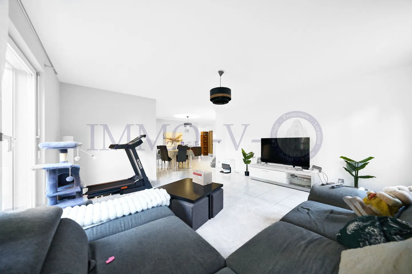 SPACIOUS WITH LARGE TERRACE AND IDEAL LOCATION - Photo 3 of 8