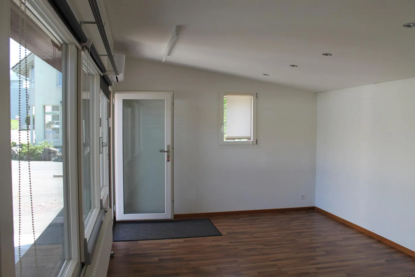 Prêt pour votre entreprise - 169 m² dans un emplacement très visible à Gwatt - Photo 2 sur 6