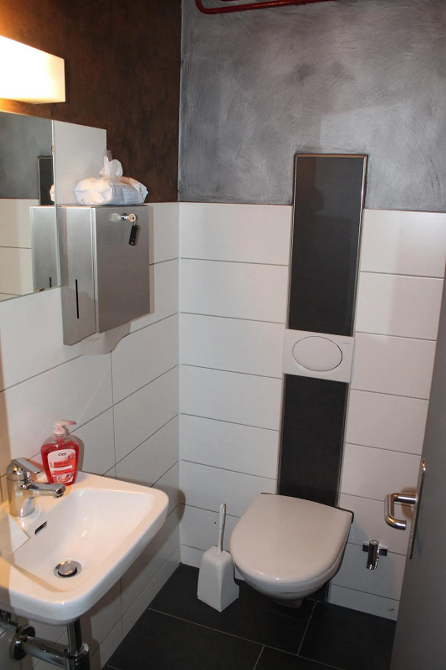 Prêt pour votre entreprise - 169 m² dans un emplacement très visible à Gwatt - Photo 3 sur 6