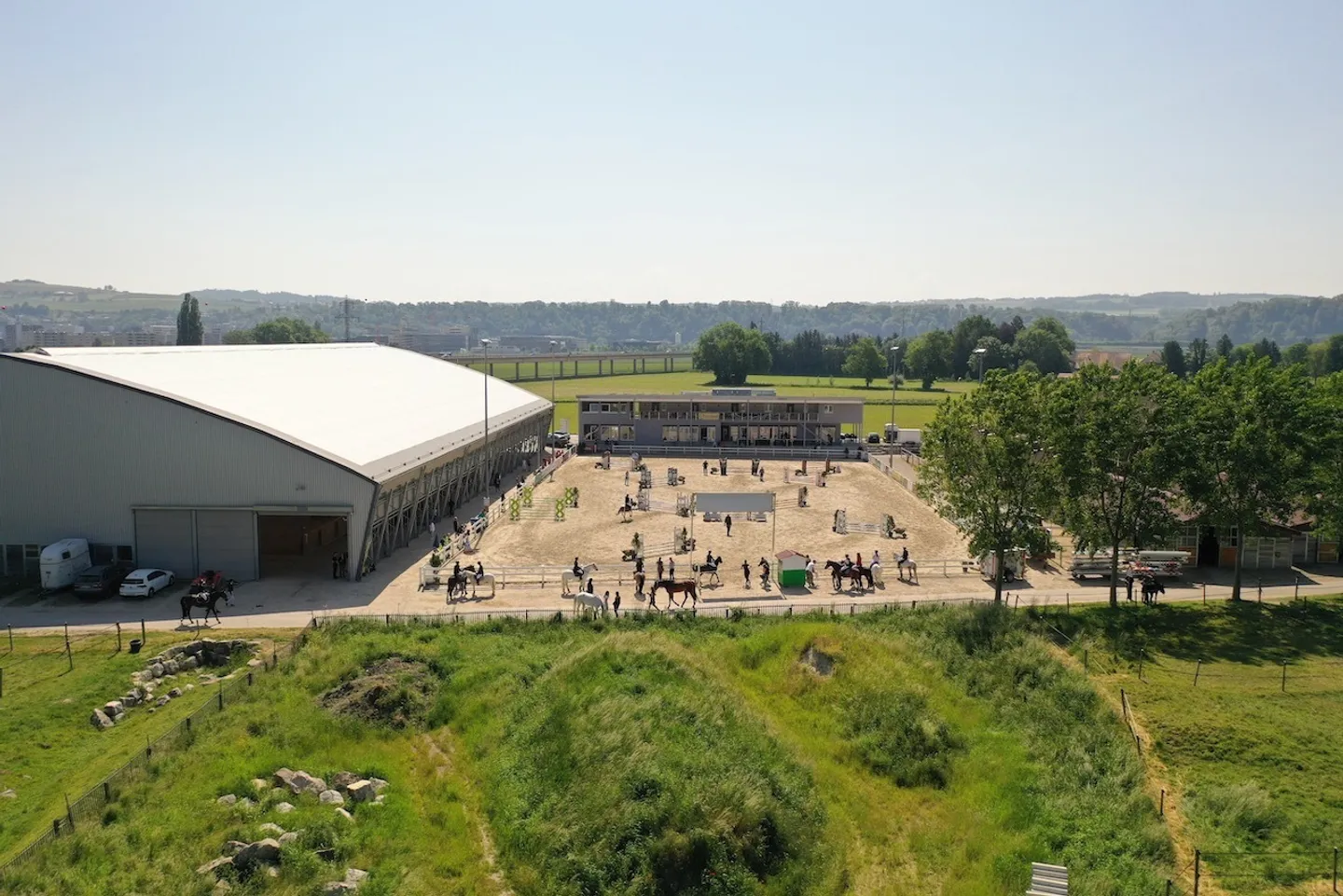 Centro Equestre di Yverdon: 110 box, scuole di equitazione, alloggi - Foto 1 di 8