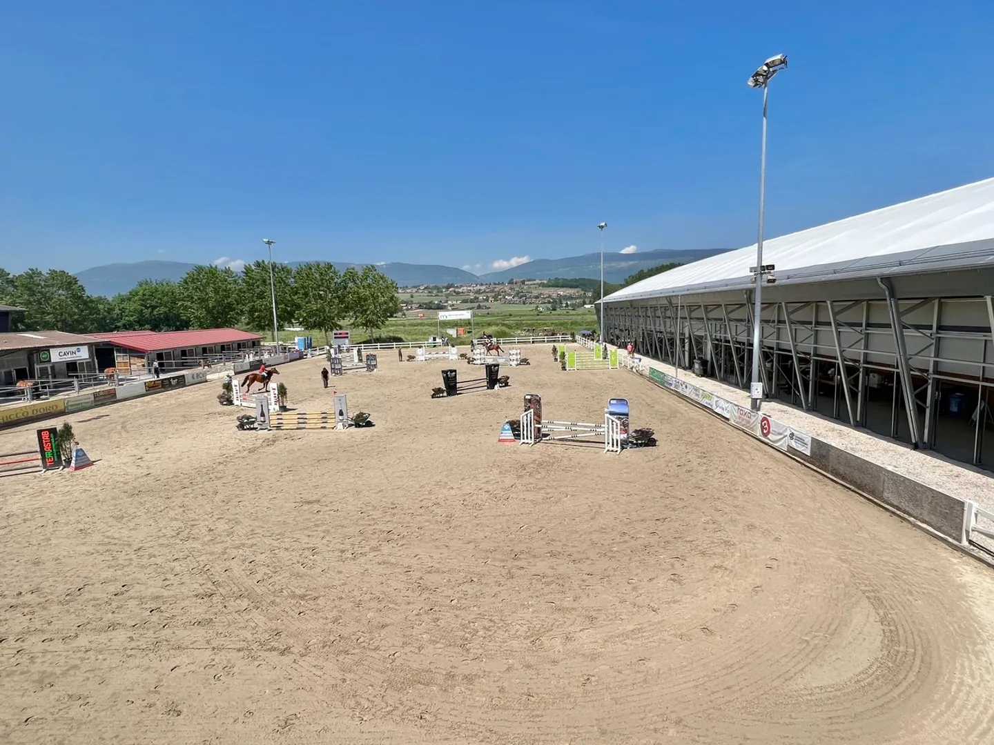 Centro Equestre di Yverdon: 110 box, scuole di equitazione, alloggi - Foto 3 di 8
