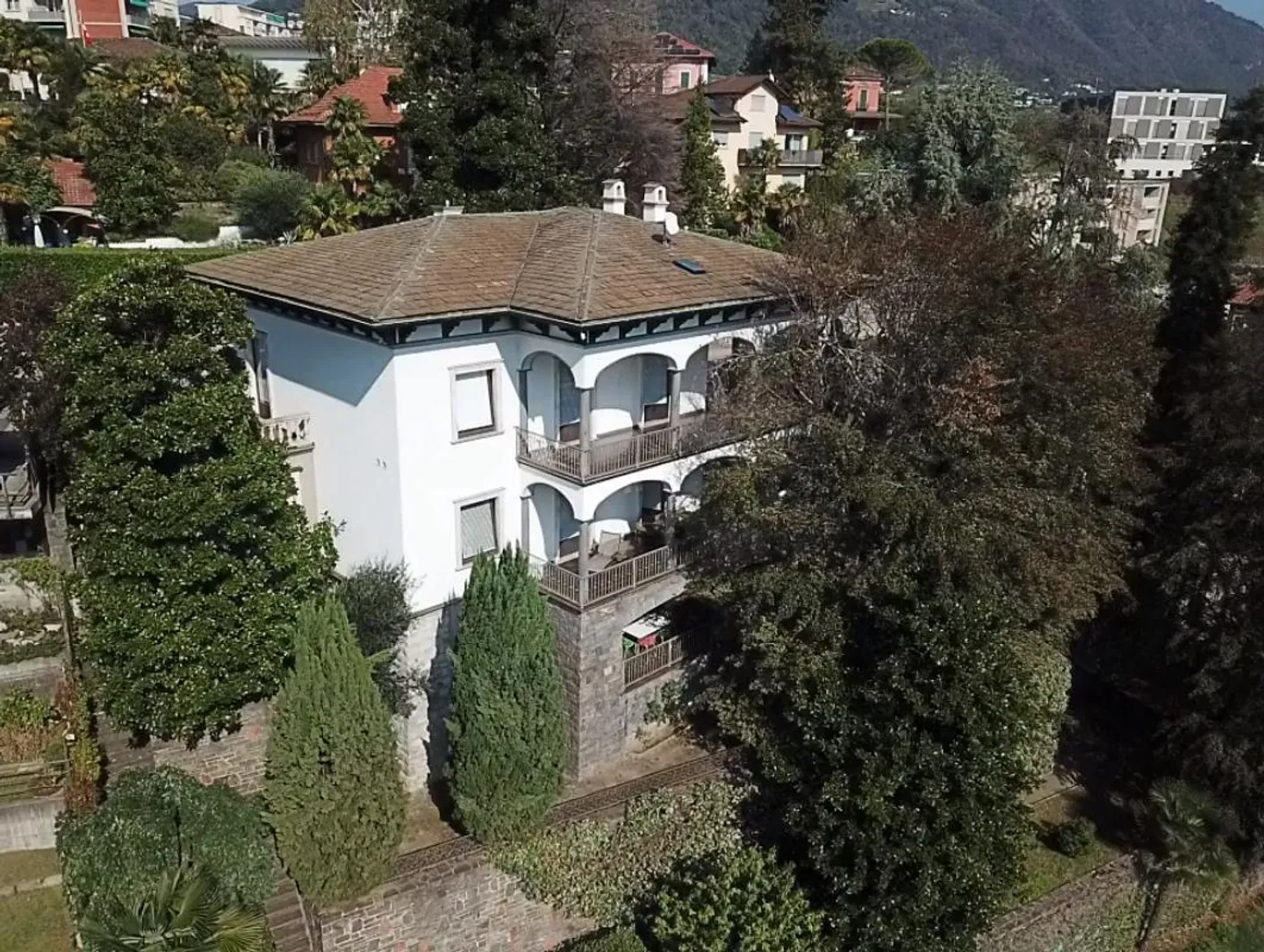 Villa ristrutturata dell'epoca con terreno edificabile - Foto 1 di 18