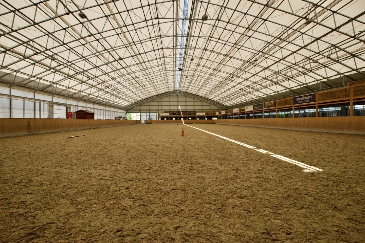 Centro Equestre di Yverdon: 110 box, scuole di equitazione, alloggi - Foto 4 di 8