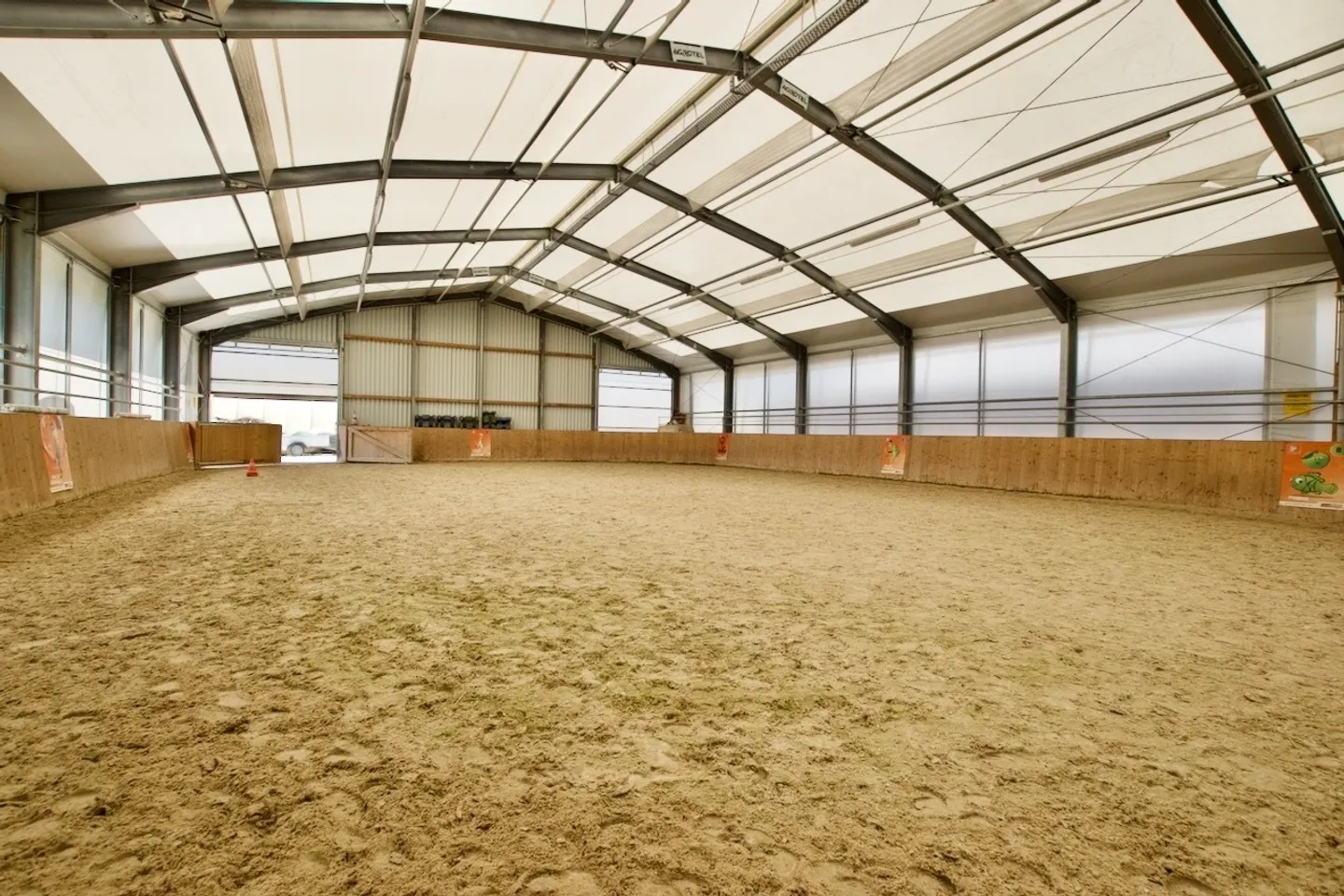 Centro Equestre di Yverdon: 110 box, scuole di equitazione, alloggi - Foto 6 di 8