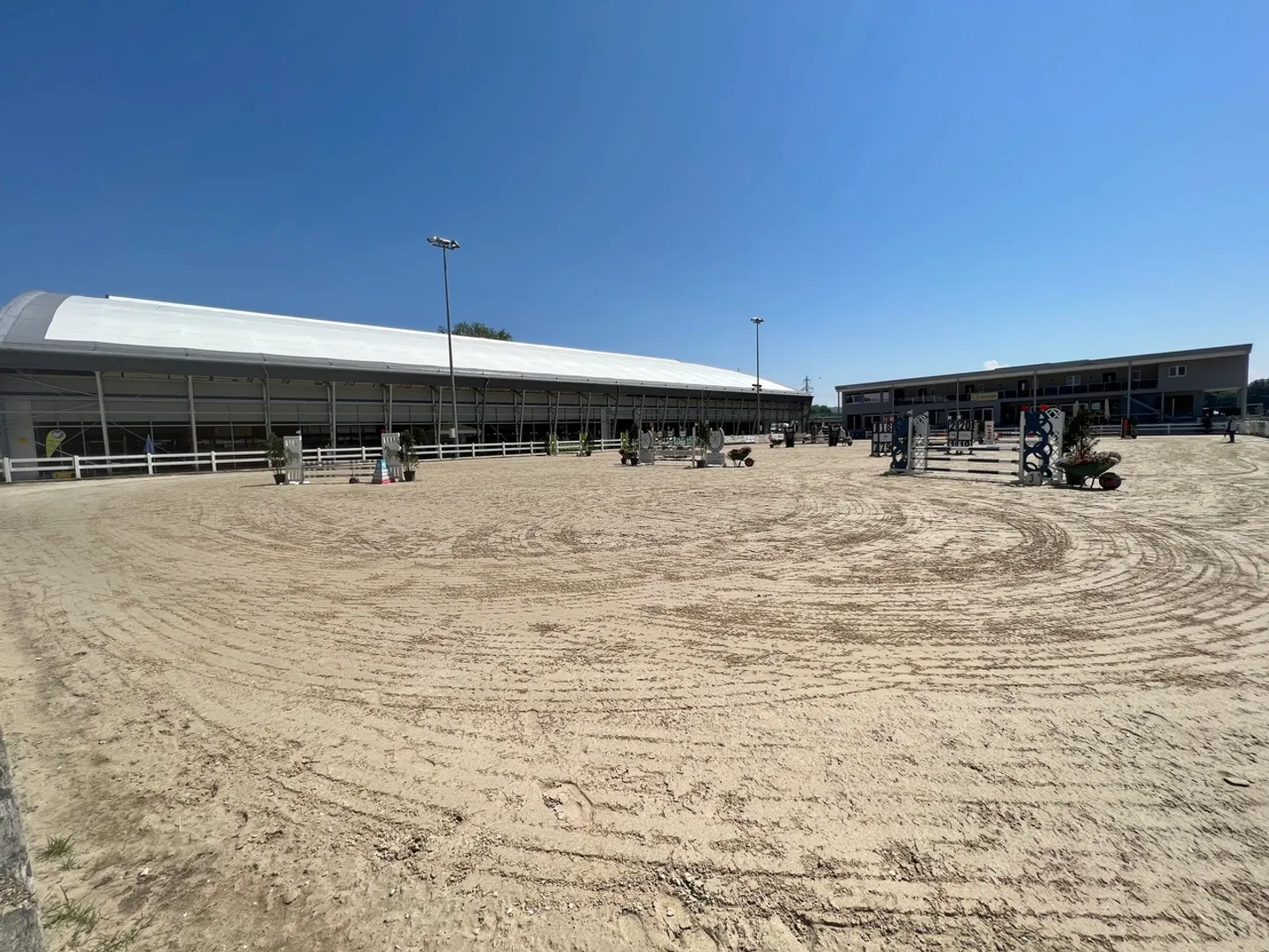 Centro Equestre di Yverdon: 110 box, scuole di equitazione, alloggi - Foto 8 di 8