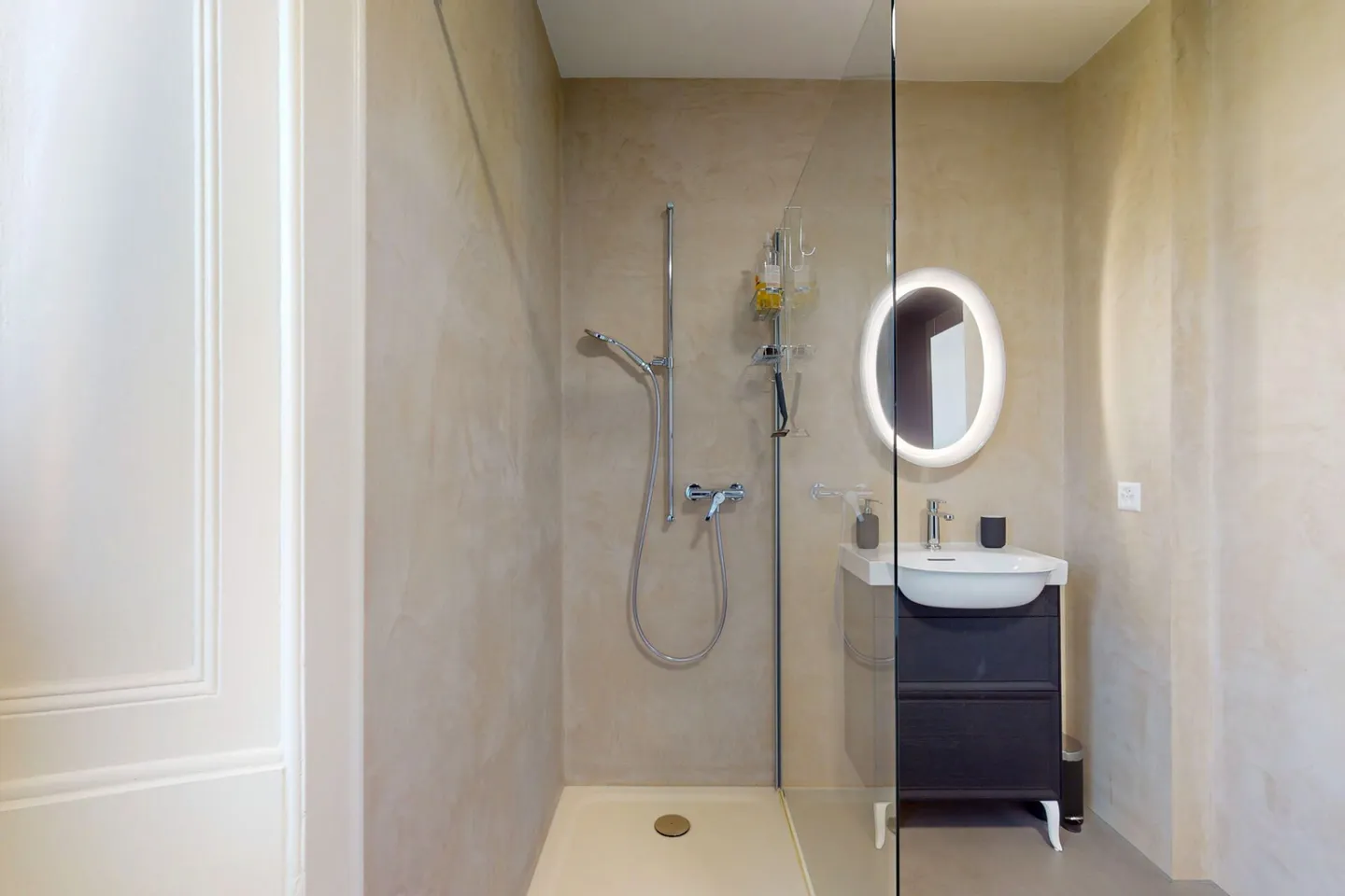 Elegante casa unifamiliare con appartamento indipendente - ristrutturata, luminosa e accogliente - Foto 9 di 22