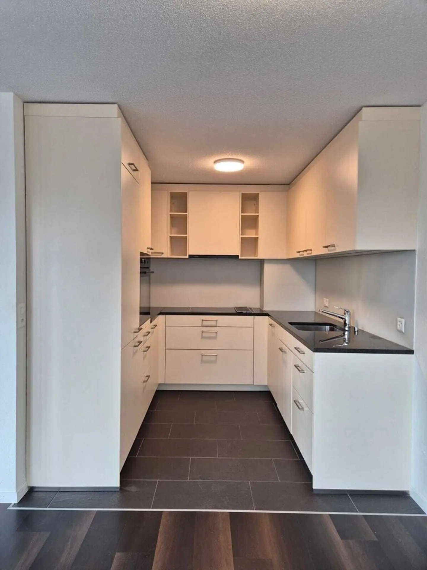 Central location with excellent connections - Photo 5 of 5