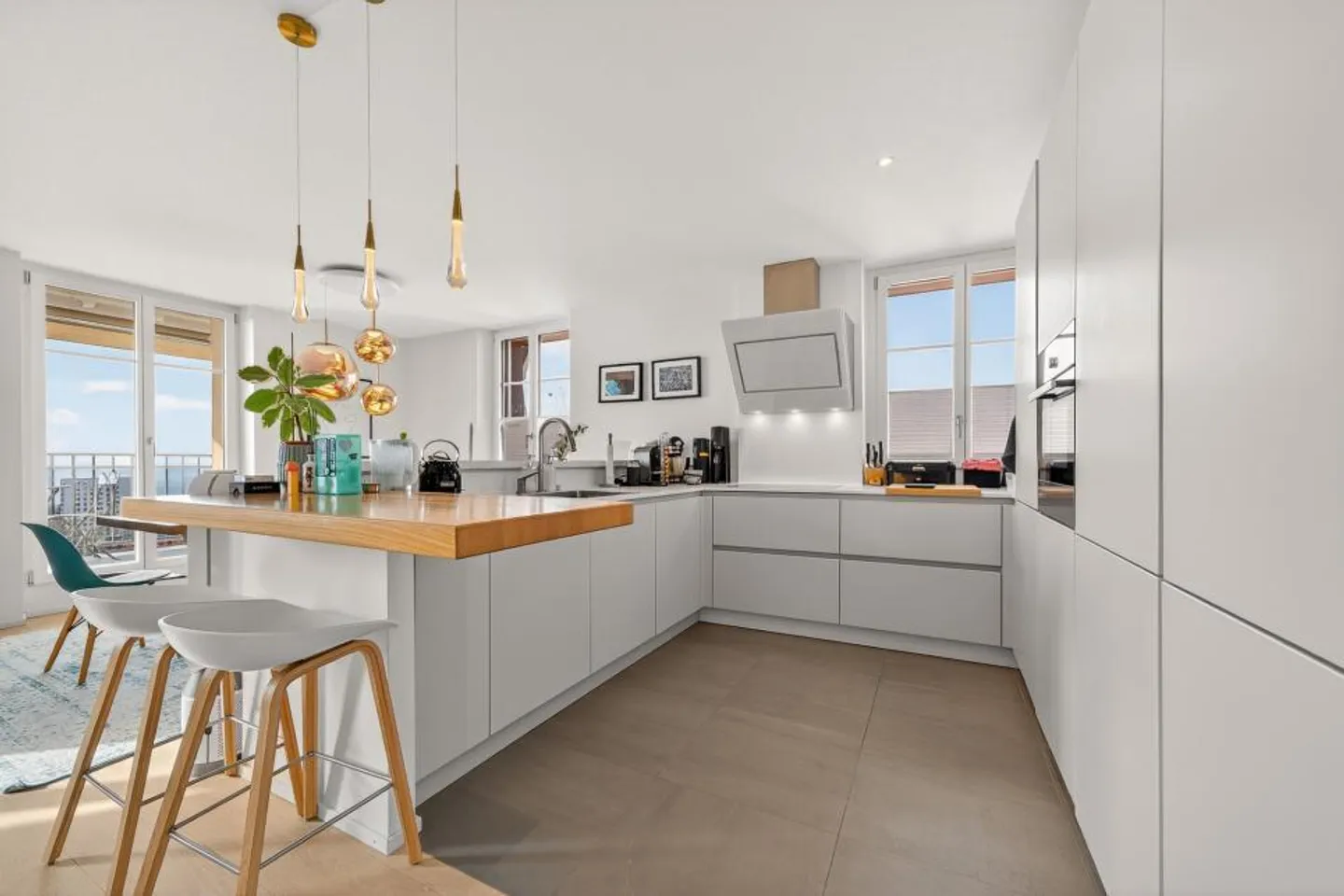 PENTHOUSE WITH PANORAMIC VIEW - UNDER STATION - Photo 2 of 11