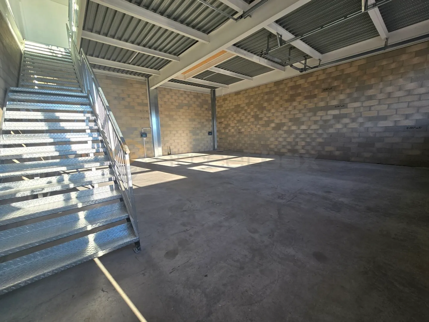 Mixed-use building for rent - Photo 2 of 6