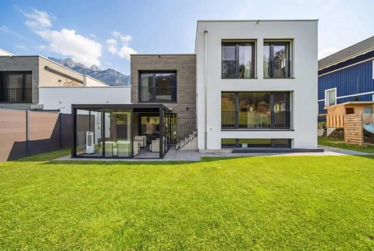 Villa esclusiva con panorama montano, sauna e giardino d'inverno - Foto 1 di 8