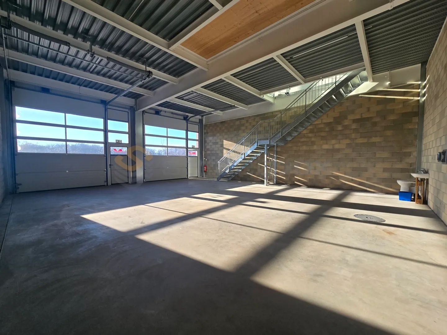 Mixed-use building for rent - Photo 4 of 6