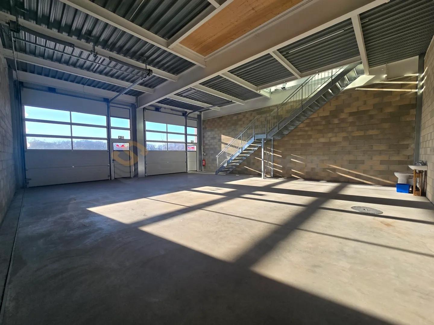 Mixed-use building for rent - Photo 3 of 6