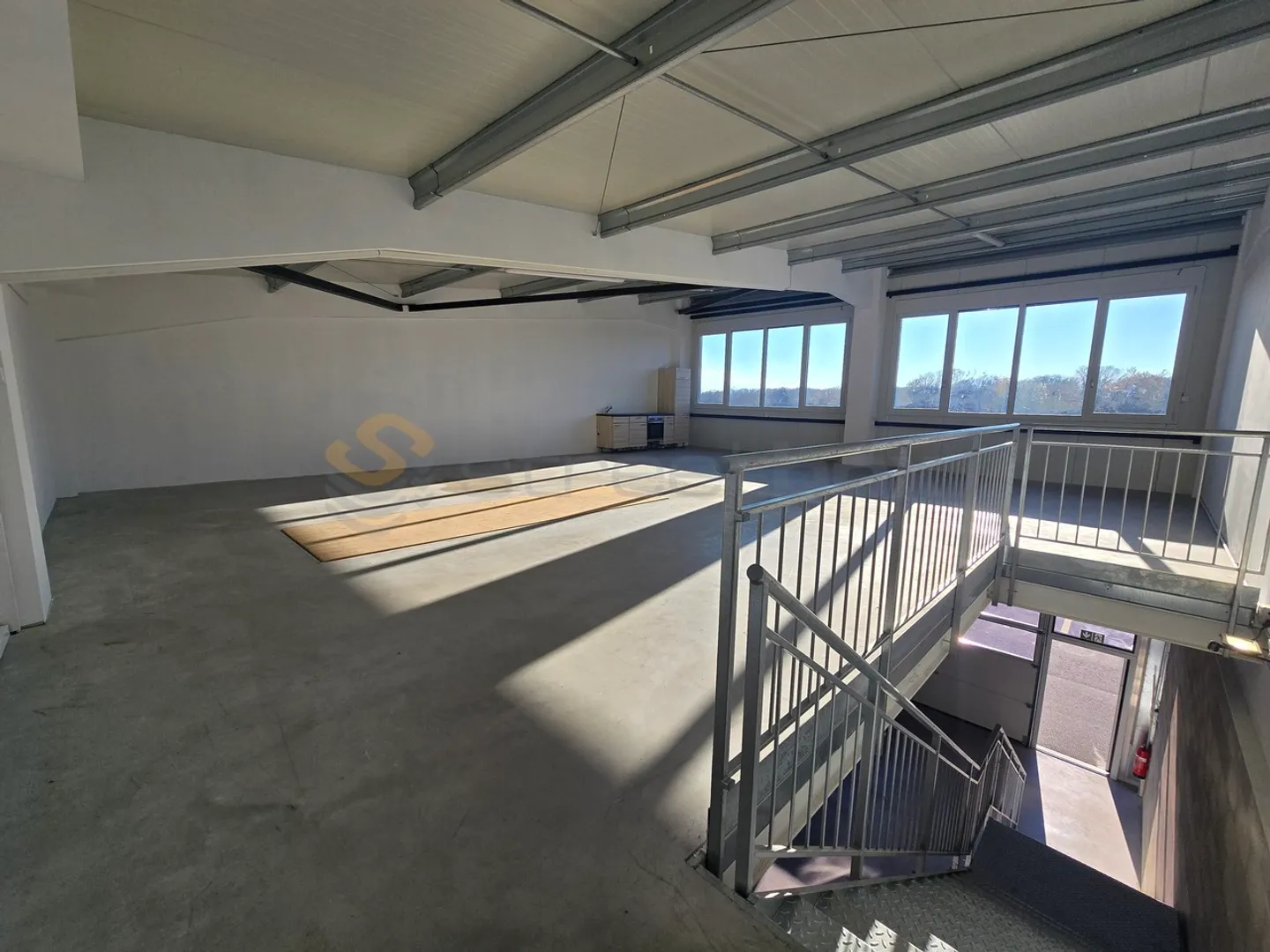 Mixed-use building for rent - Photo 5 of 6