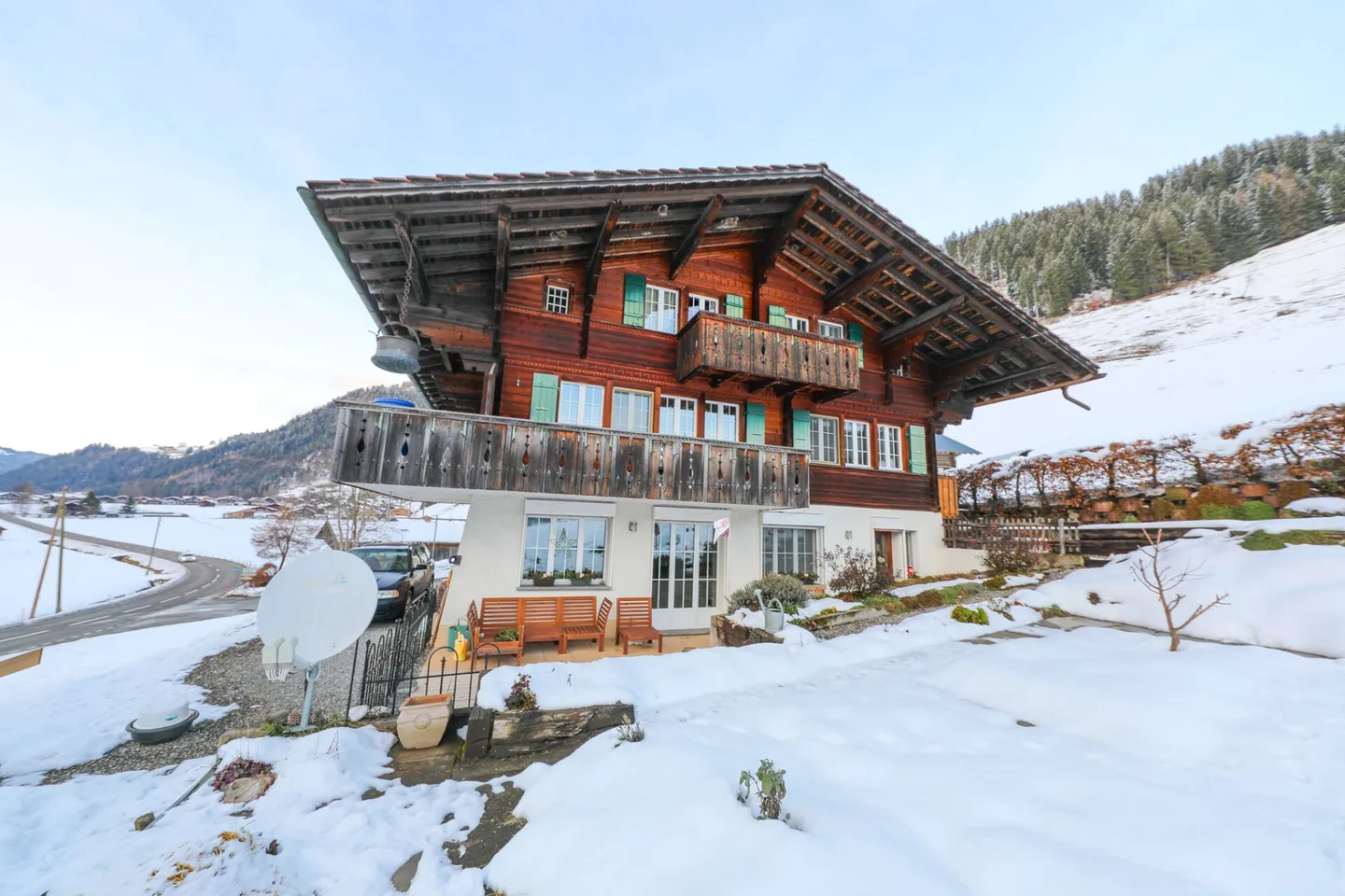 Appartement confortable de 4,5 pièces au rez-de-chaussée surélevé avec balcon - Photo 1 sur 7