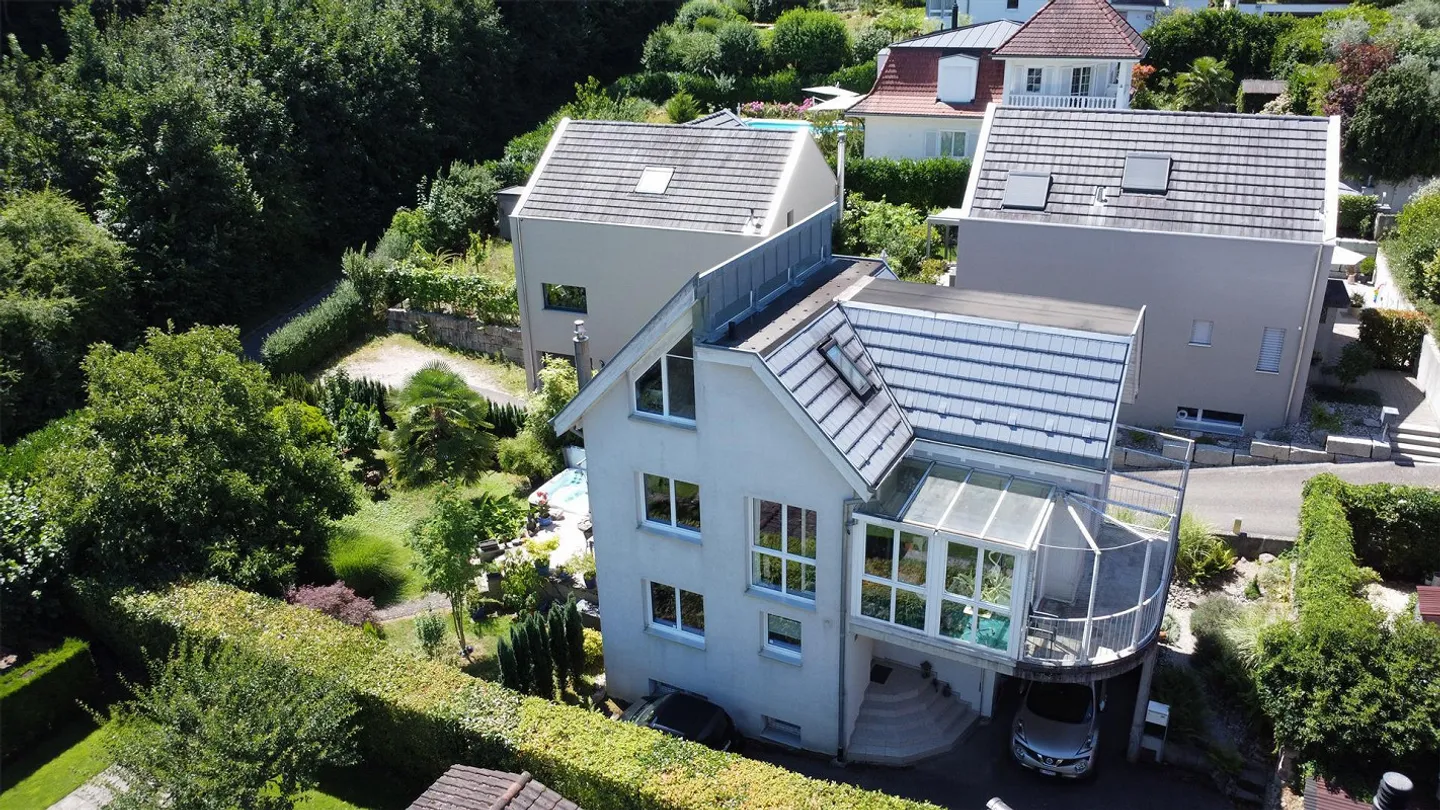 Affascinante casa unifamiliare di 5 stanze in una posizione attraente ad Aesch - Foto 4 di 14