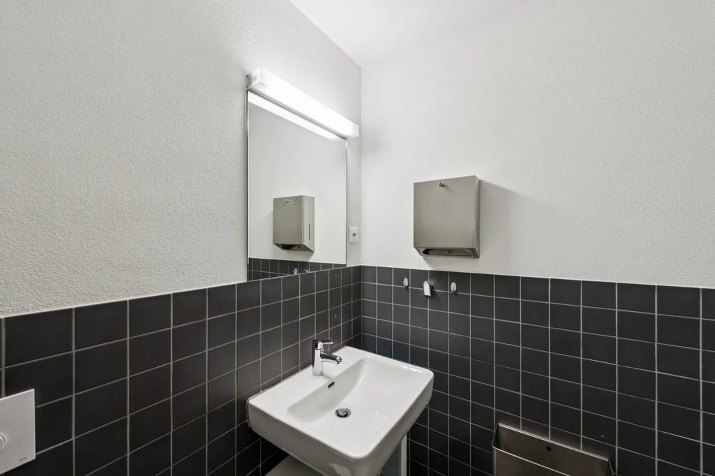 Office space for rent - Photo 7 of 10