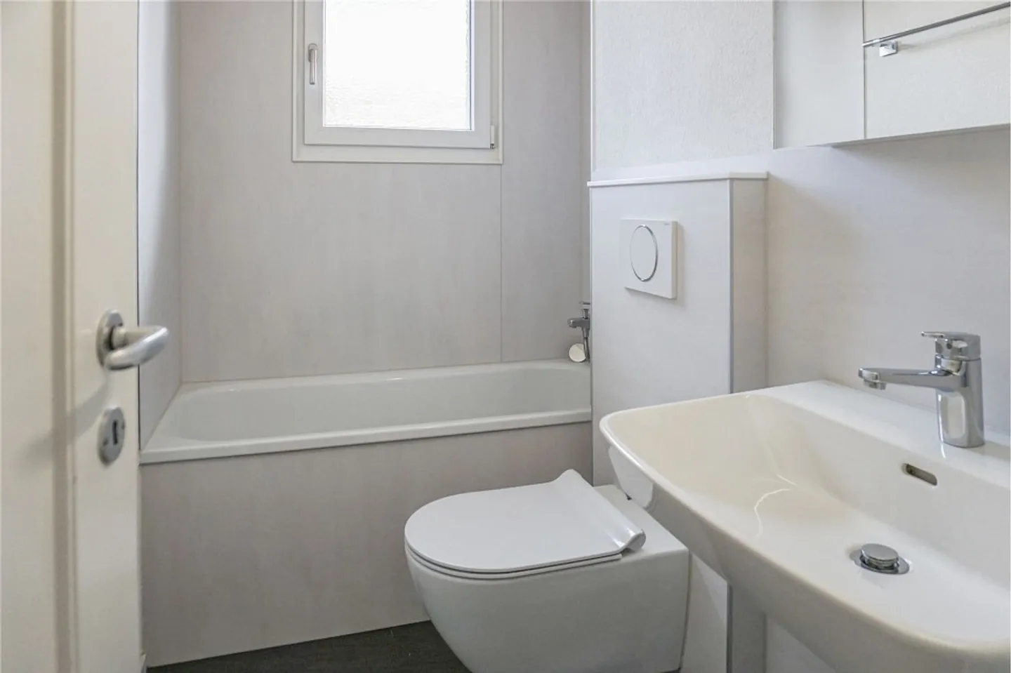 Three-Party House in Attractive Location with Versatile Usage Options - Photo 11 of 13