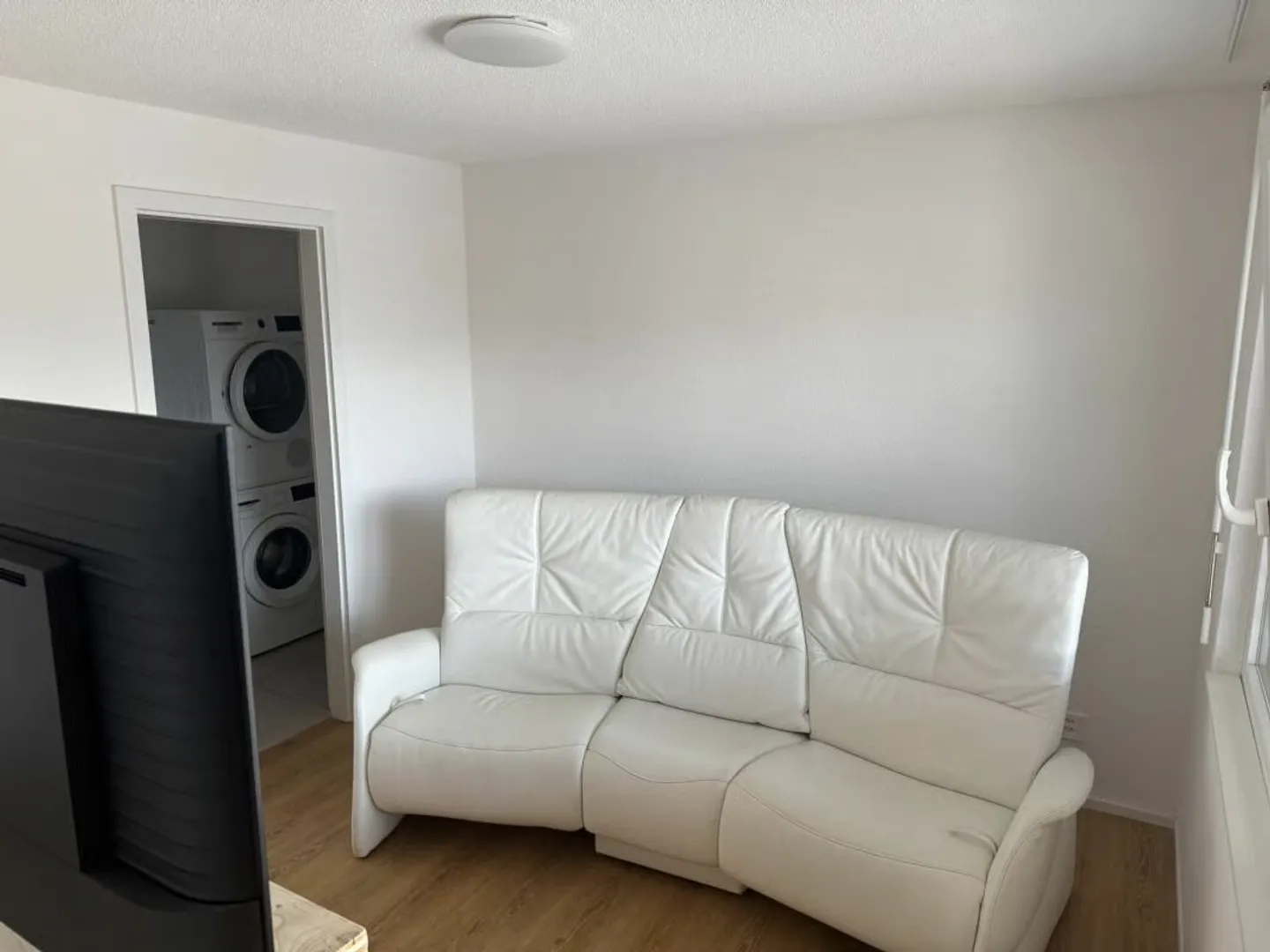 ARI-0826 - Modernes 2,5-Zimmer-Apartment mit Wasch-/Trocken-Säule - Mietübernahme - Foto 3 von 8