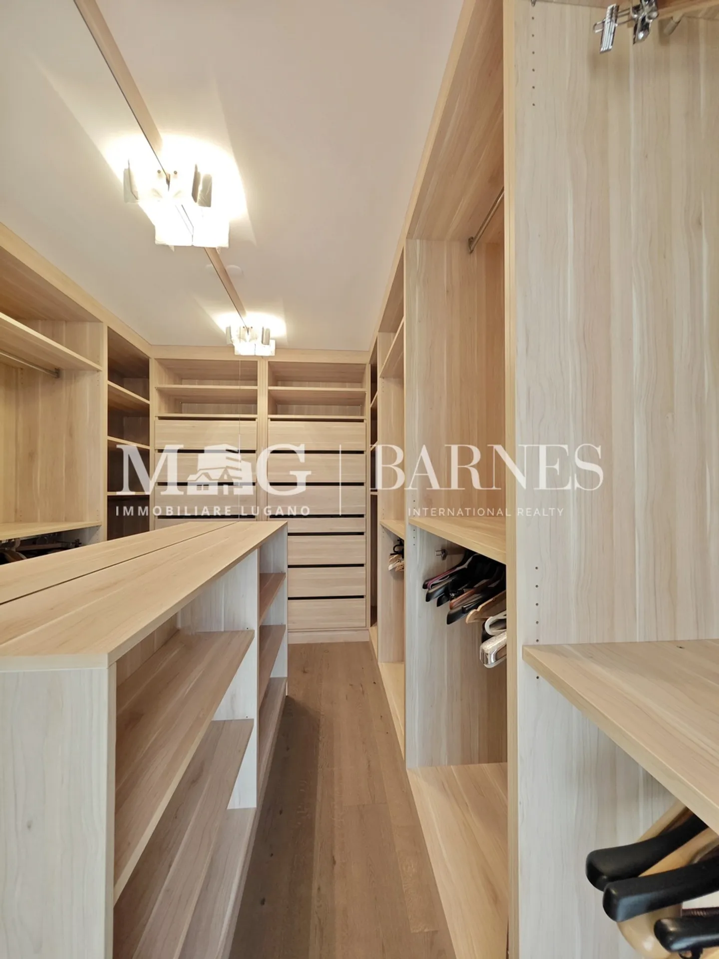 Villa elegante con piscina e vista lago - Foto 8 di 21