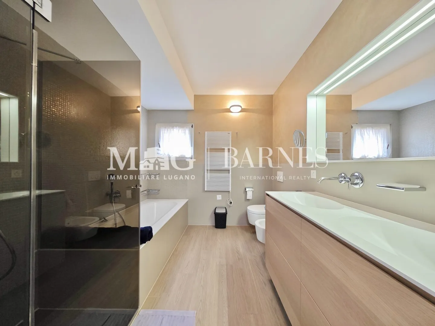 Villa elegante con piscina e vista lago - Foto 10 di 21