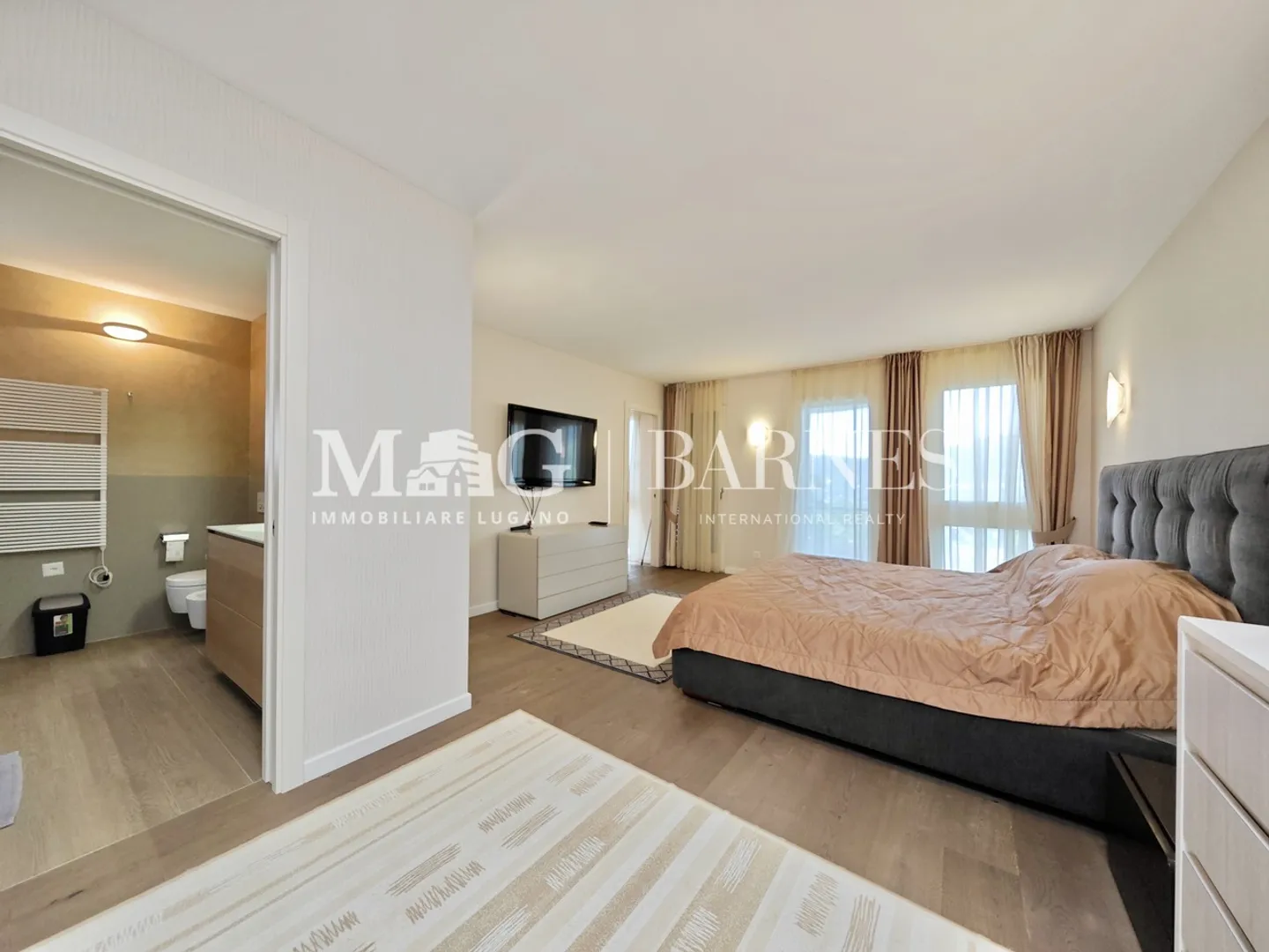 Villa elegante con piscina e vista lago - Foto 9 di 21