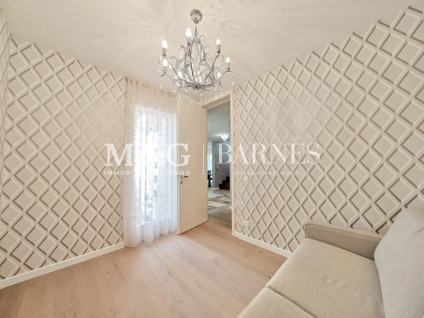 Villa elegante con piscina e vista lago - Foto 12 di 21