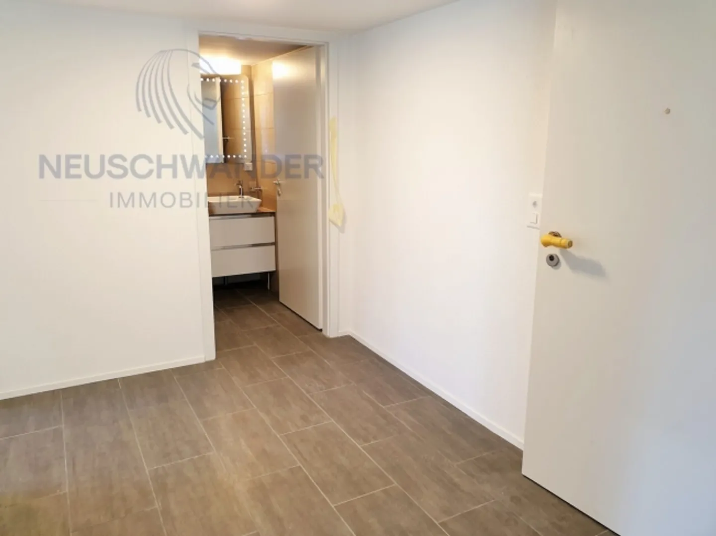 Building with 6 apartments, 1 workshop and 7 parking spaces - Photo 5 of 9