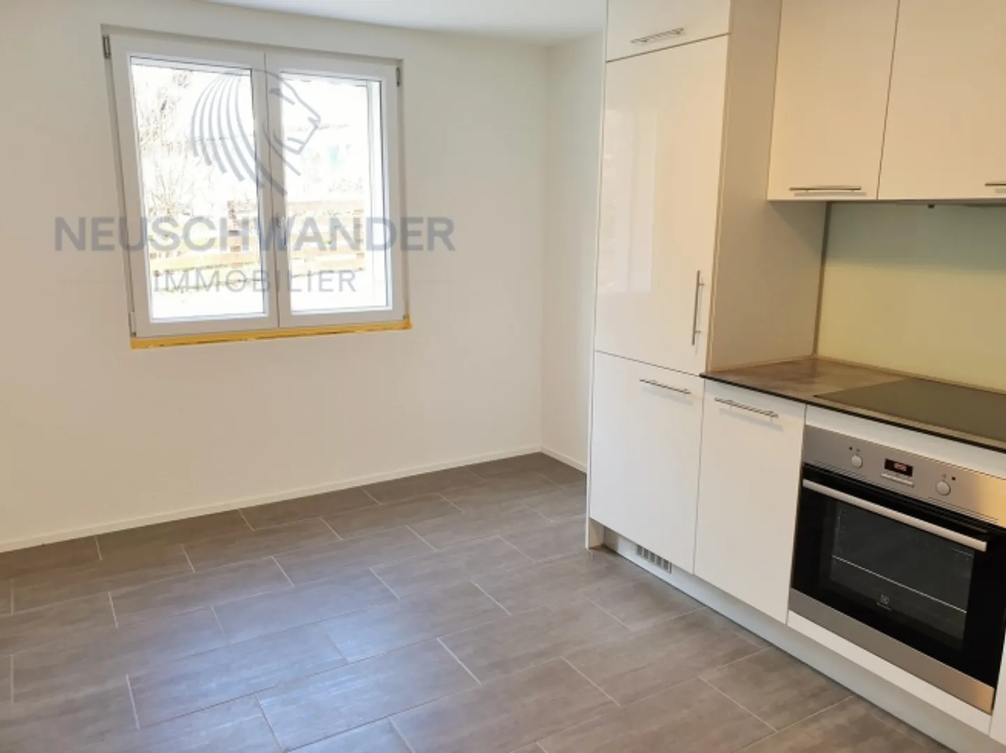 Building with 6 apartments, 1 workshop and 7 parking spaces - Photo 3 of 9