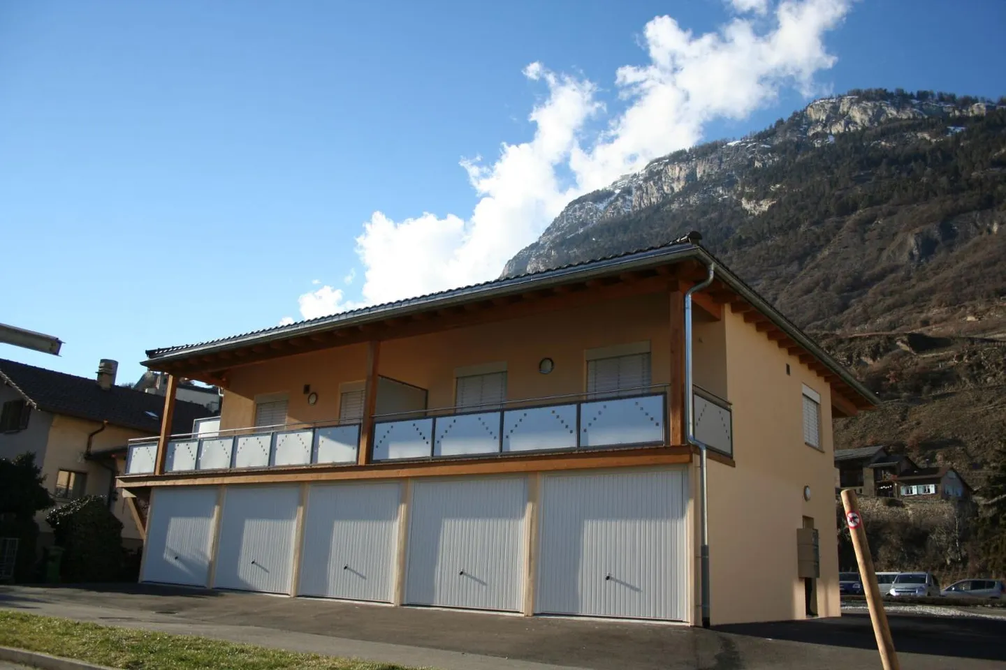 Garage box for rent year-round in the center of Saillon - Photo 1 of 2