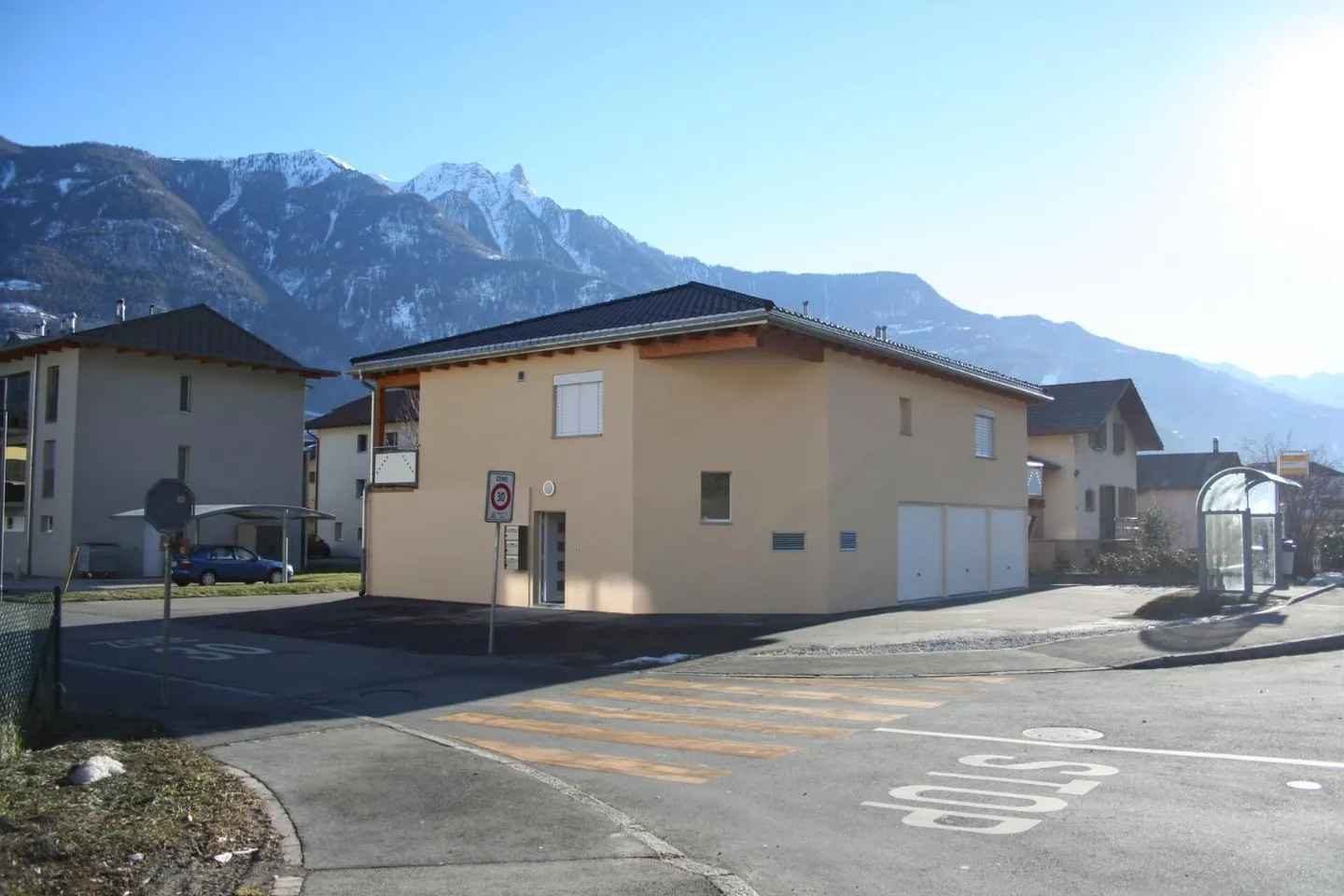 Garage box for rent year-round in the center of Saillon - Photo 2 of 2