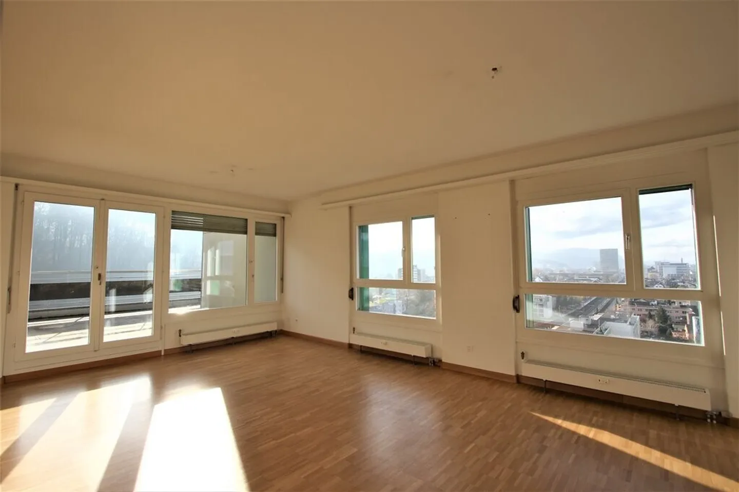 Ampio appartamento di 5.0 stanze con terrazza sul tetto e vista panoramica - Foto 2 di 9