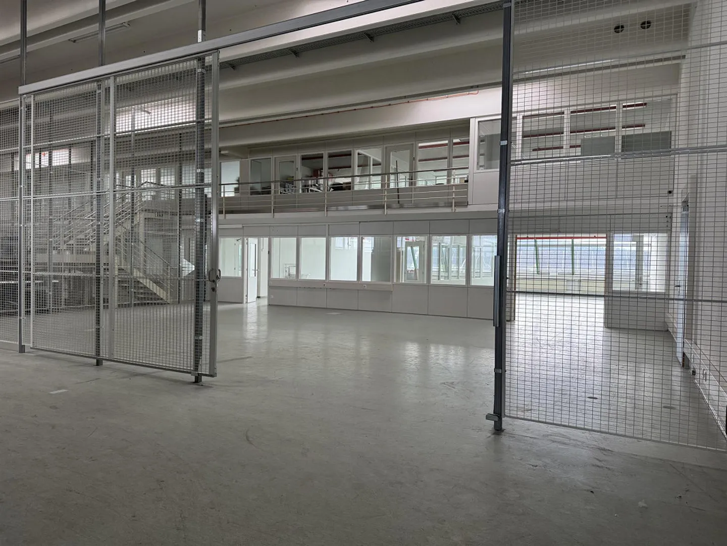 Storage areas with 160m2 - Top infrastructure - Photo 4 of 6
