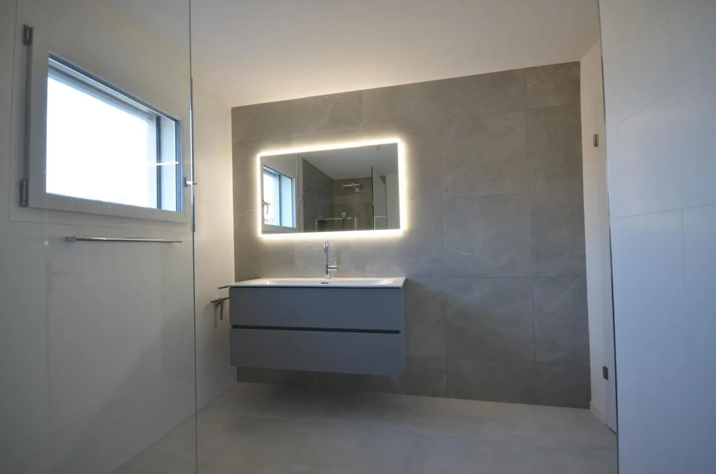 Exclusive semi-detached family house with state-of-the-art technology - Top equipment & 3 outdoor parking spaces - Photo 4 of 17