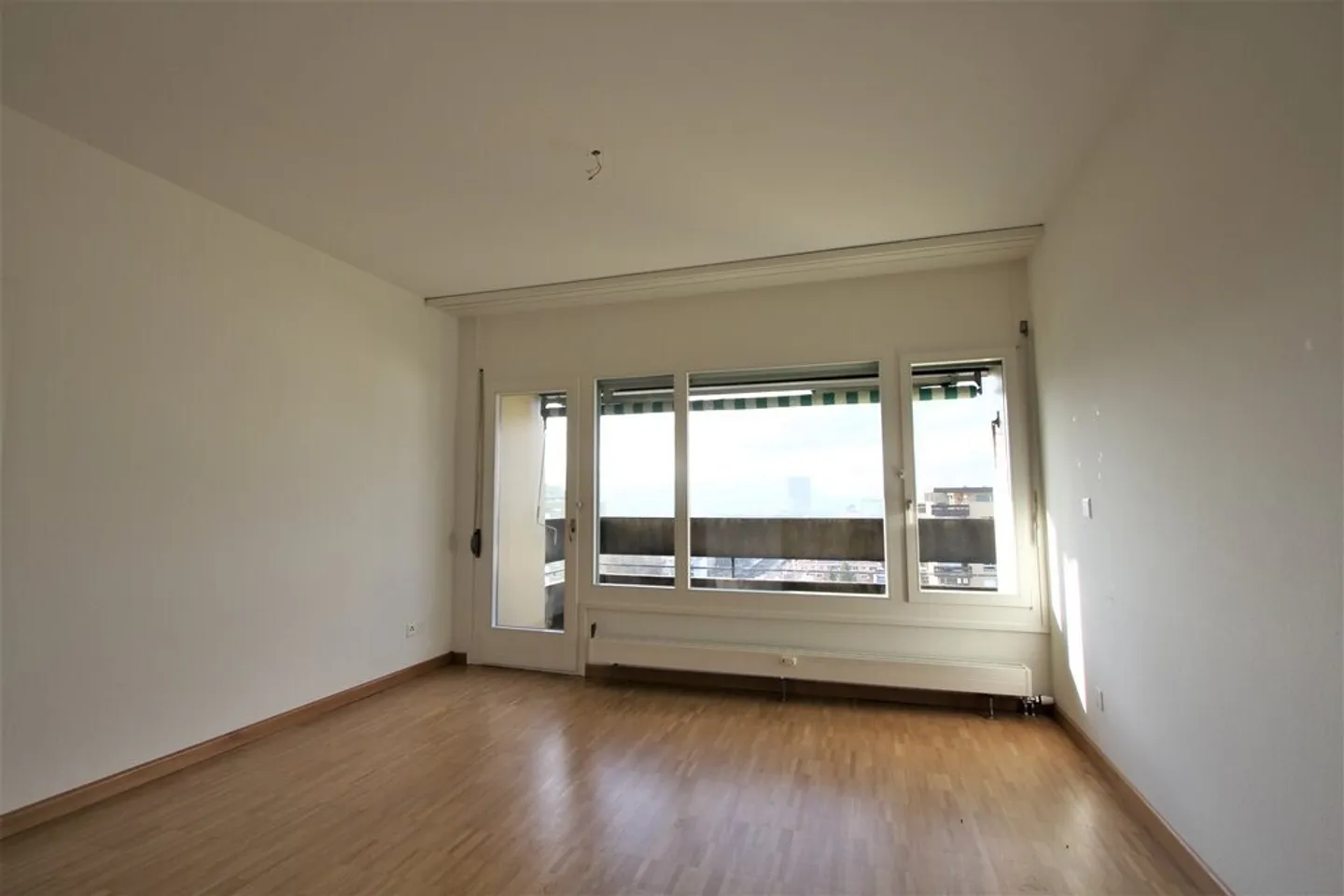 Ampio appartamento di 5.0 stanze con terrazza sul tetto e vista panoramica - Foto 3 di 9