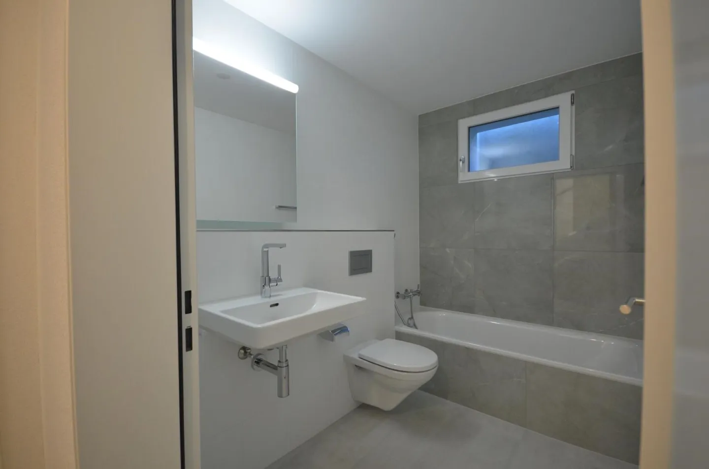 Exclusive semi-detached family house with state-of-the-art technology - Top equipment & 3 outdoor parking spaces - Photo 10 of 17