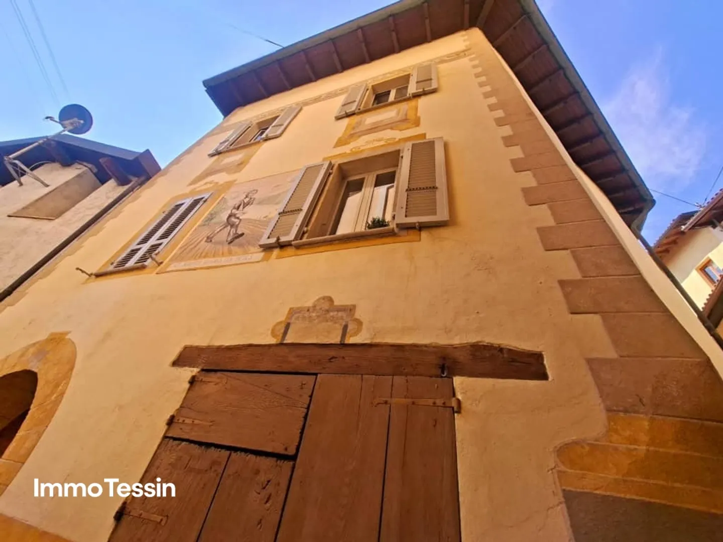 2 apartments in a beautiful and extraordinary Ticino house in the nucleus of Rovio full of charm and history with lake view - Photo 1 of 13